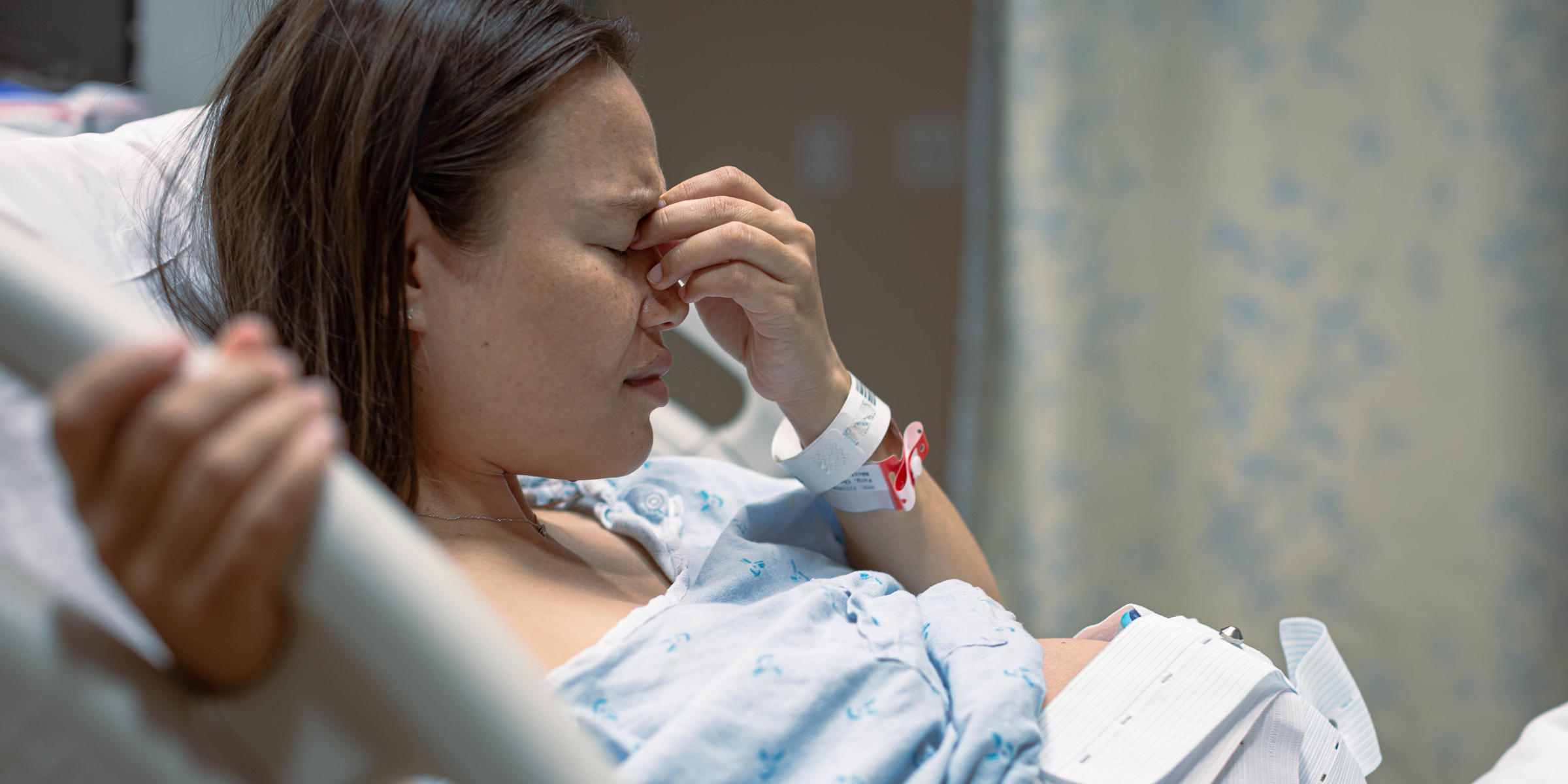 Una mujer embarazada en una cama de hospital | Fuente: Shutterstock