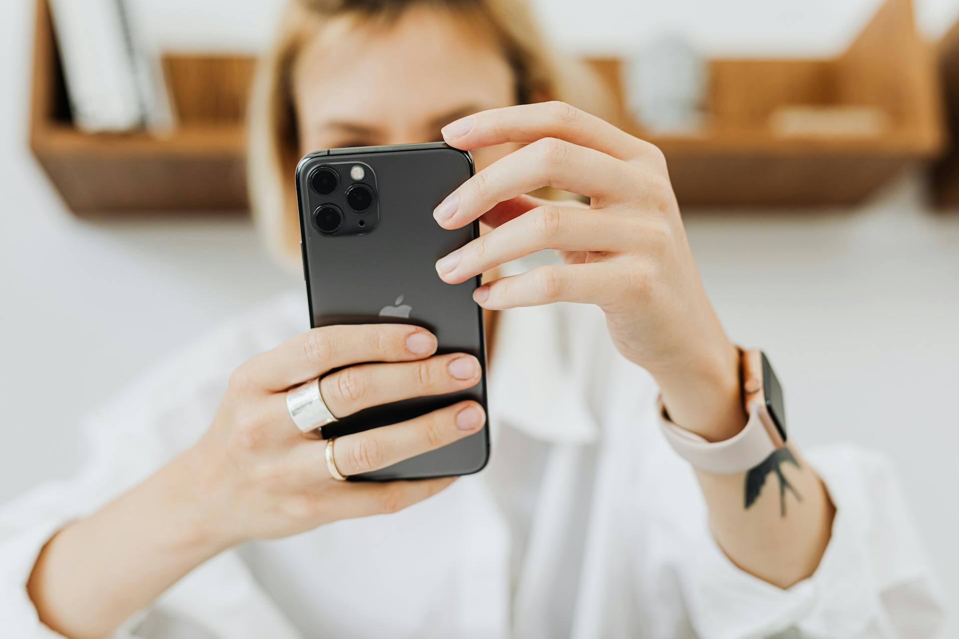 Una mujer sujetando su teléfono | Fuente: Pexels