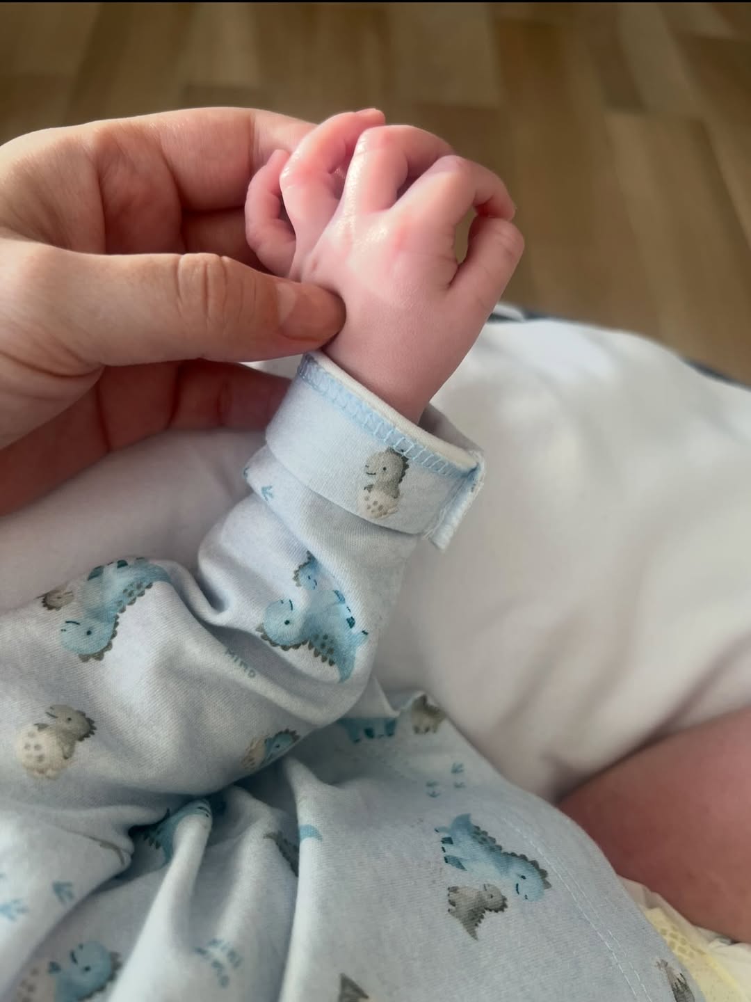 Ale Maglietti acaricia a su bebé | Fuente: Instagram/alemaglietti