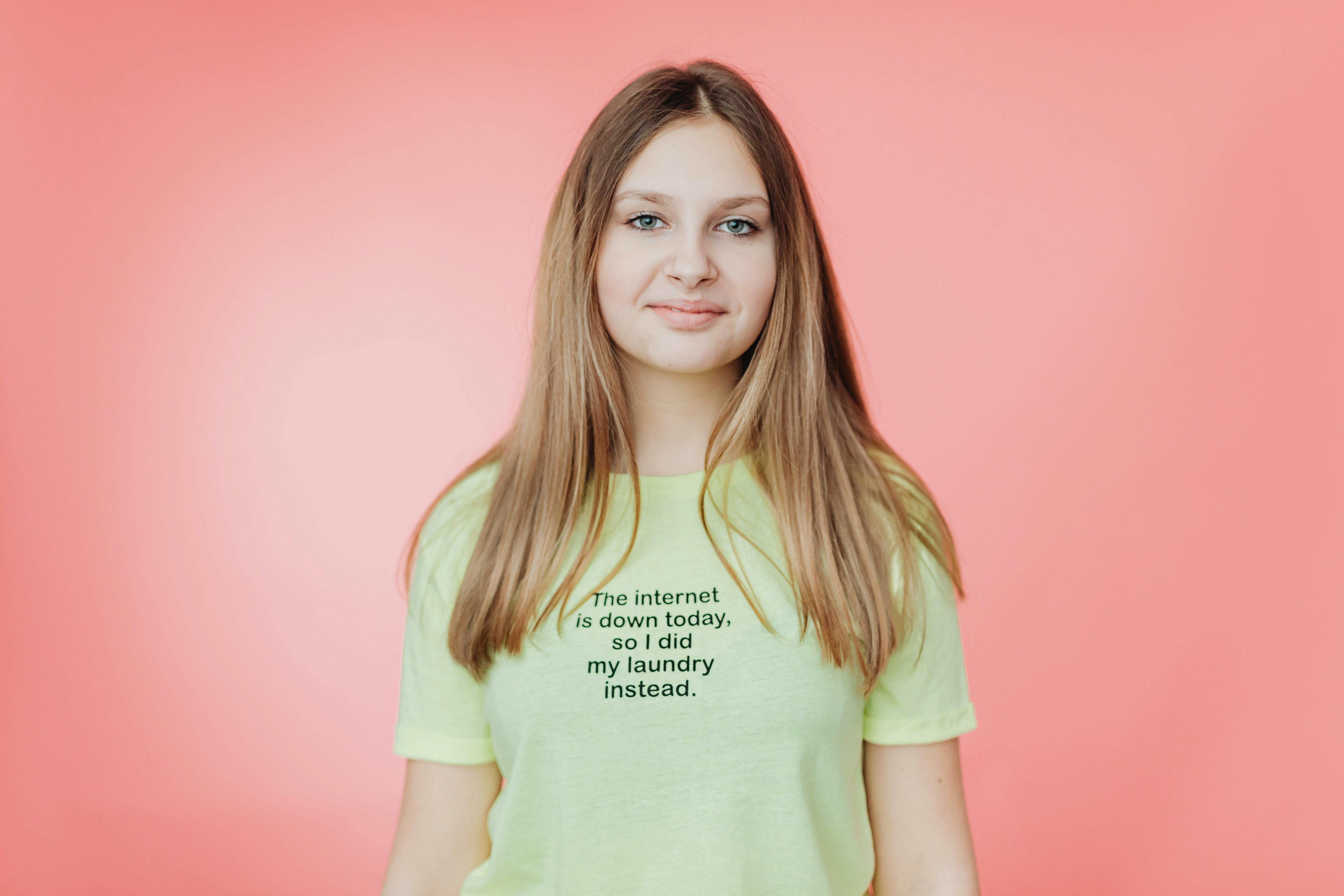 Una adolescente sonriendo | Fuente: Pexels