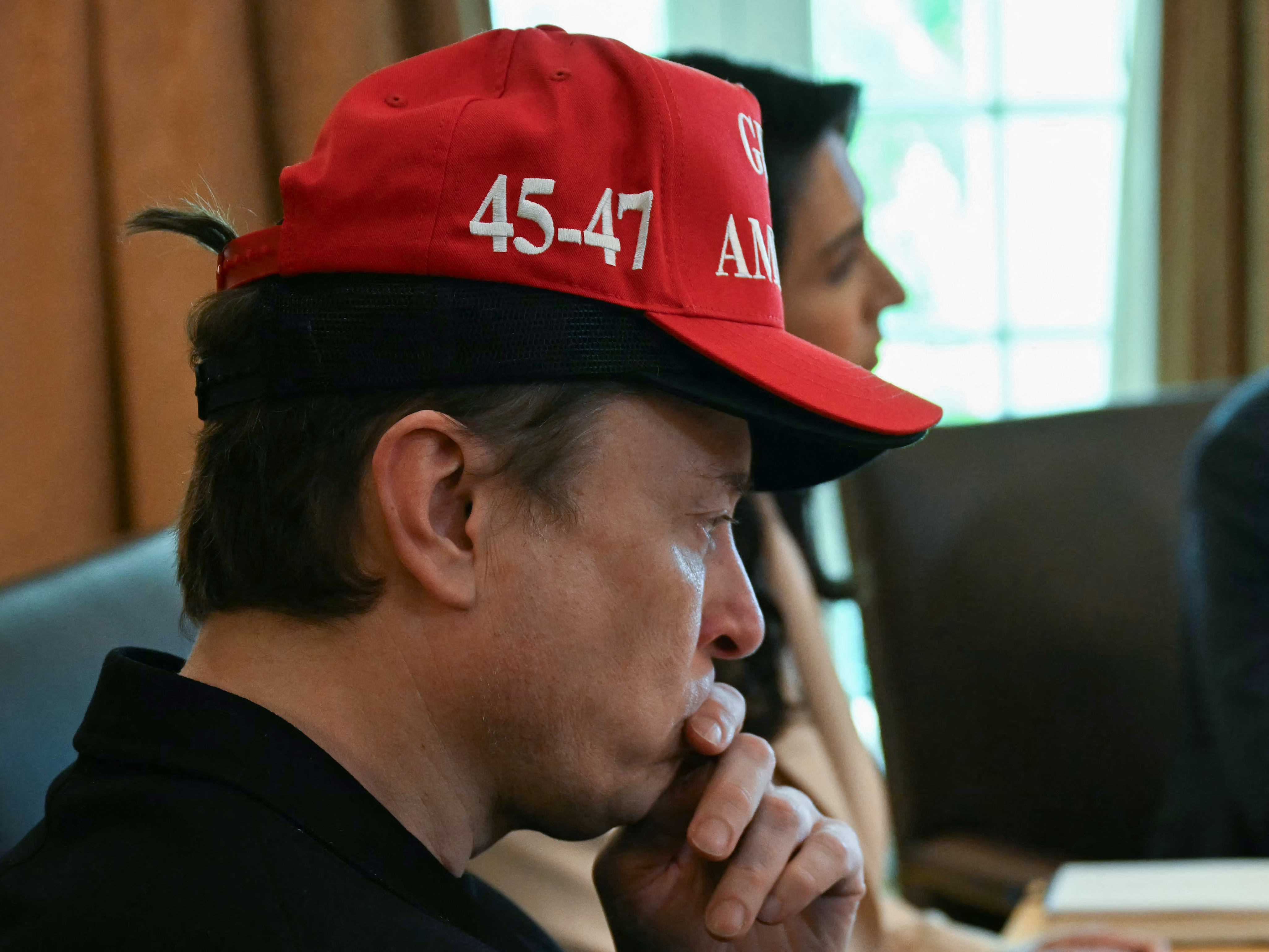 Elon Musk con una gorra con la inscripción "45-47" | Fuente: Getty Images