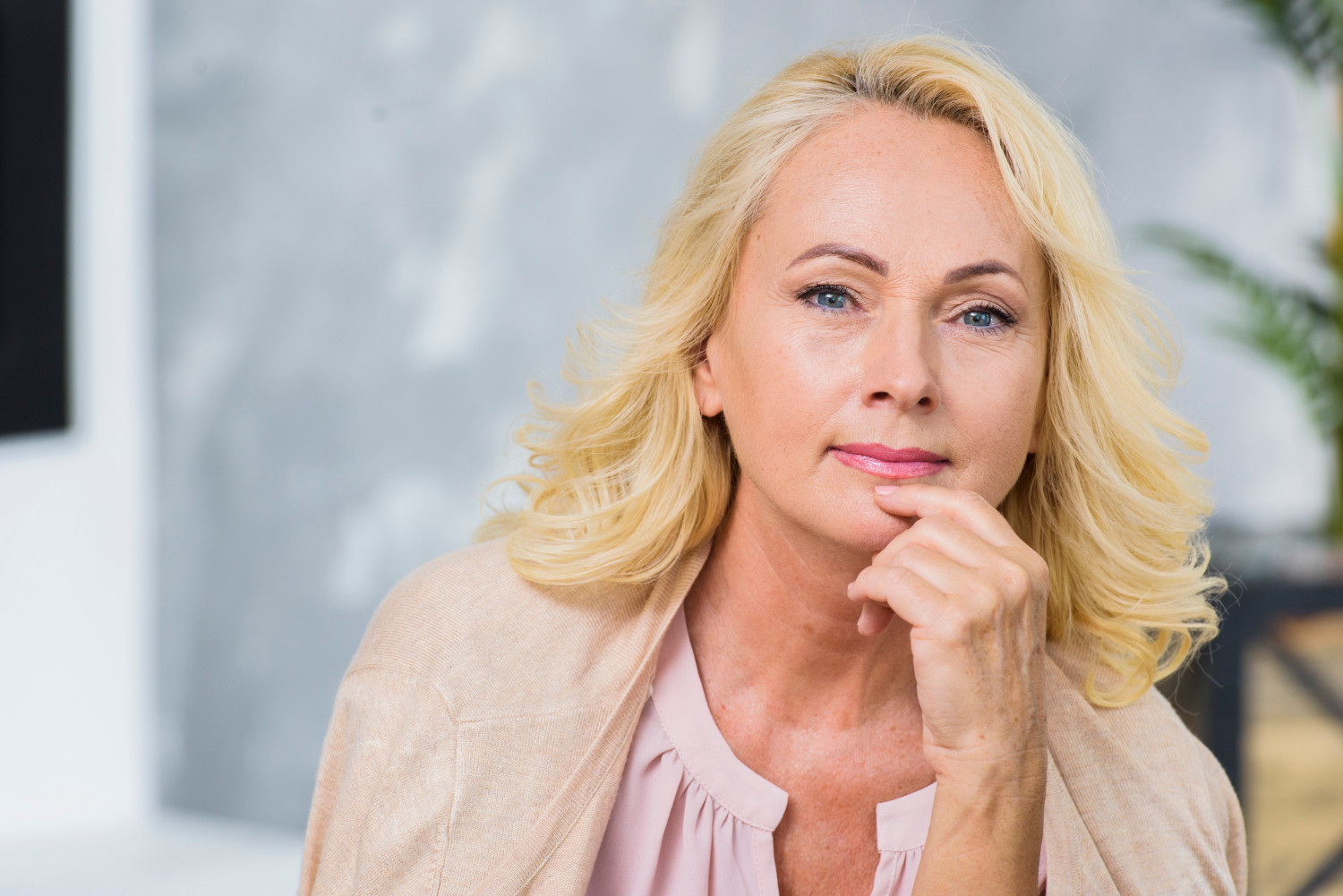 Una mujer de mediana edad sonriendo | Fuente: Freepik