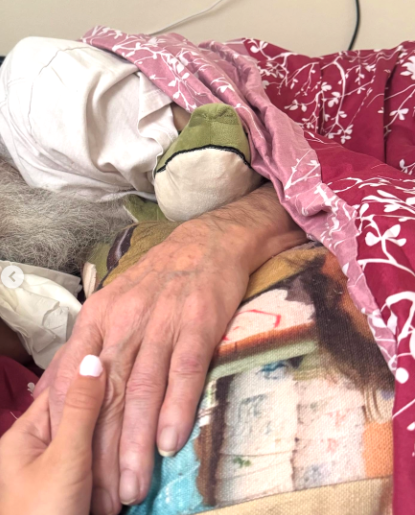 Alguien fotografiado de la mano de Phil Robertson, con fecha de mayo de 2025 | Fuente: instagram/legitsadierob