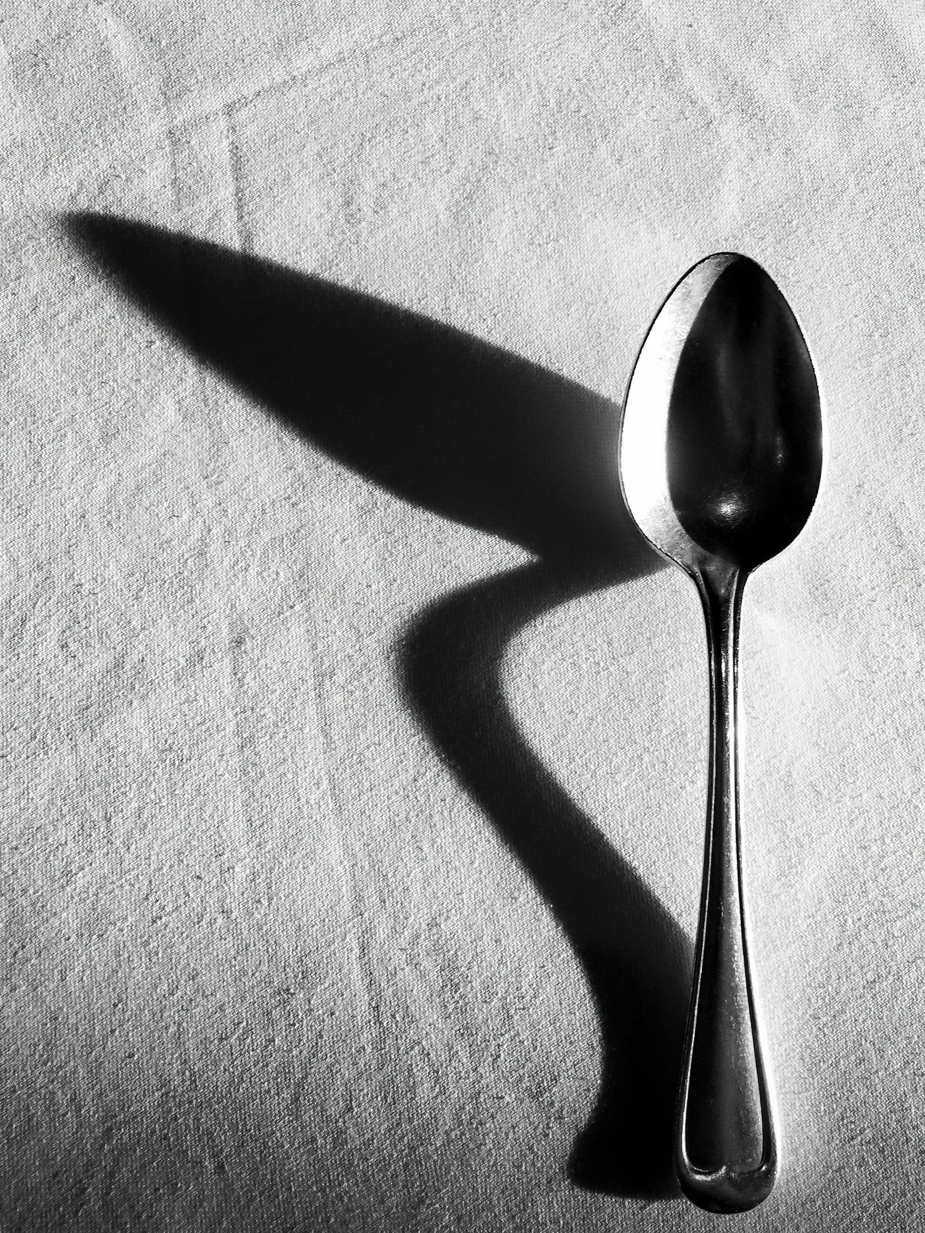 Una cuchara de plata sobre una mesa | Fuente: Unsplash