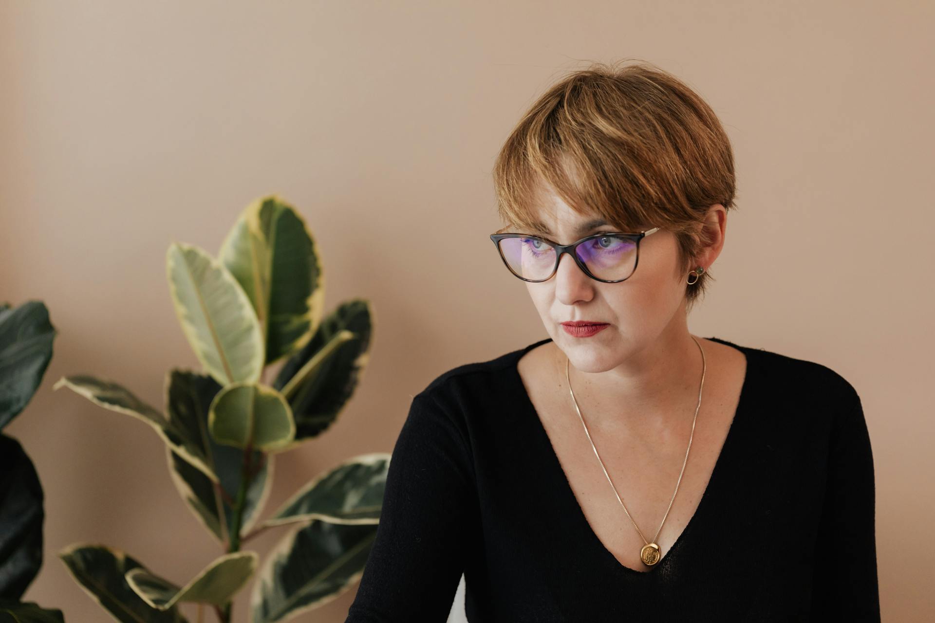 Una mujer pensando en un plan | Fuente: Pexels