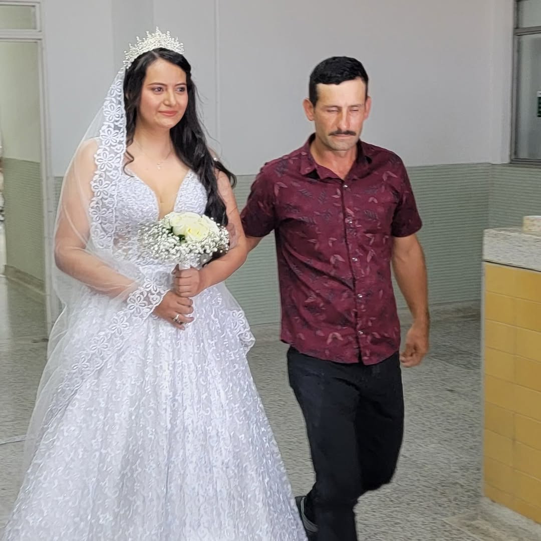 Leidy Paola León Rangel siendo escoltada en su boda | Fuente: Instagram/esehuem