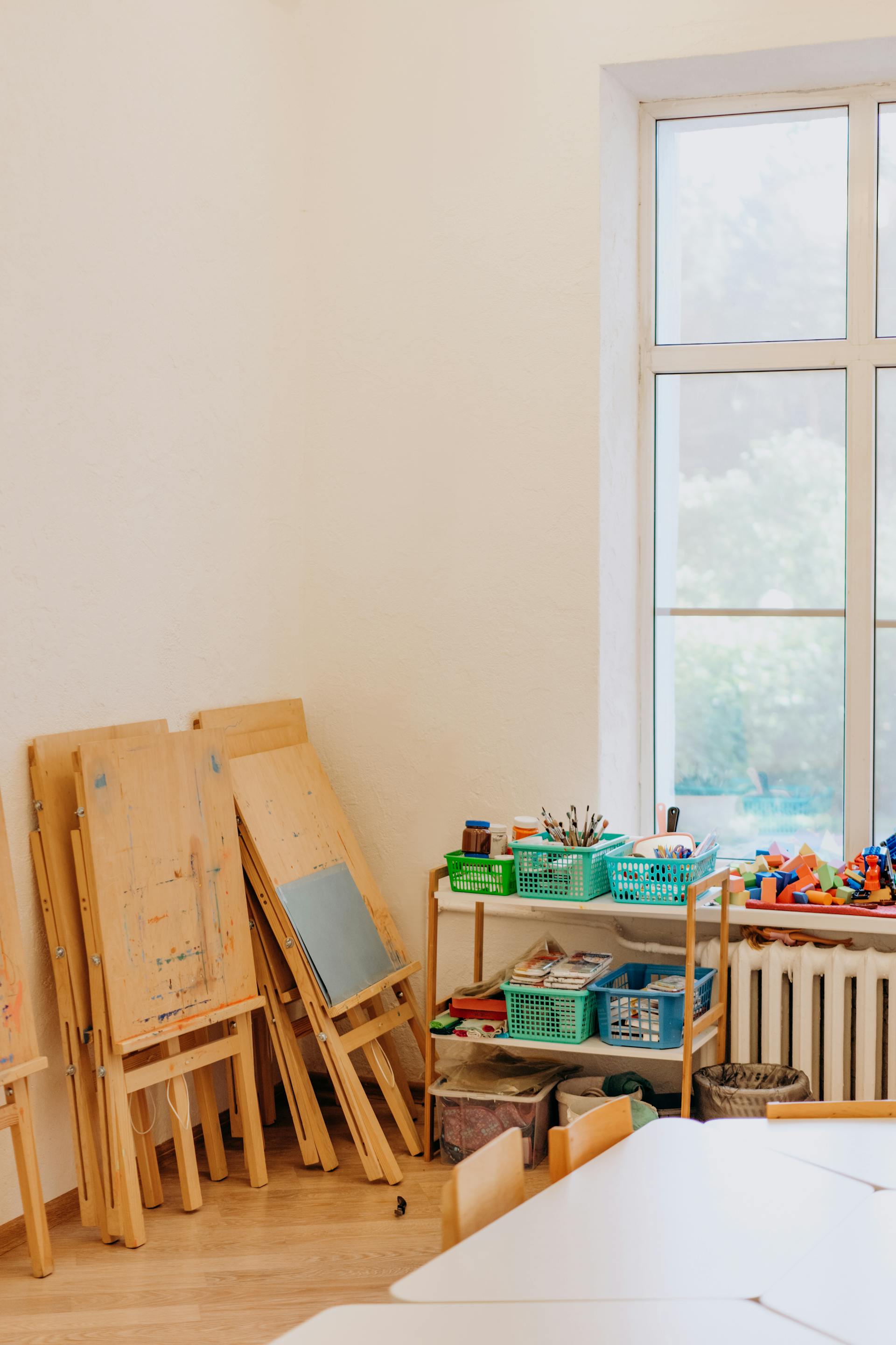 Juguetes y caballetes almacenados en una habitación | Fuente: Pexels