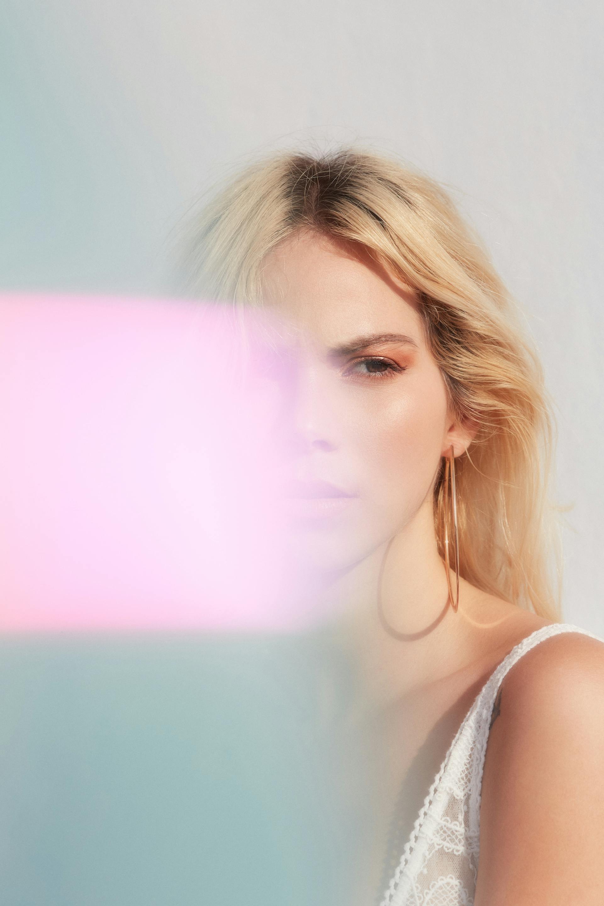 Una mujer con cara de enfadada | Fuente: Pexels