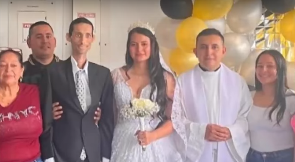 Fabio Alexander Rangel Pinto y Leidy Paola León Rangel en compañía de seres queridos durante su boda | Fuente: YouTube/RTA NOTICIAS CHANNEL