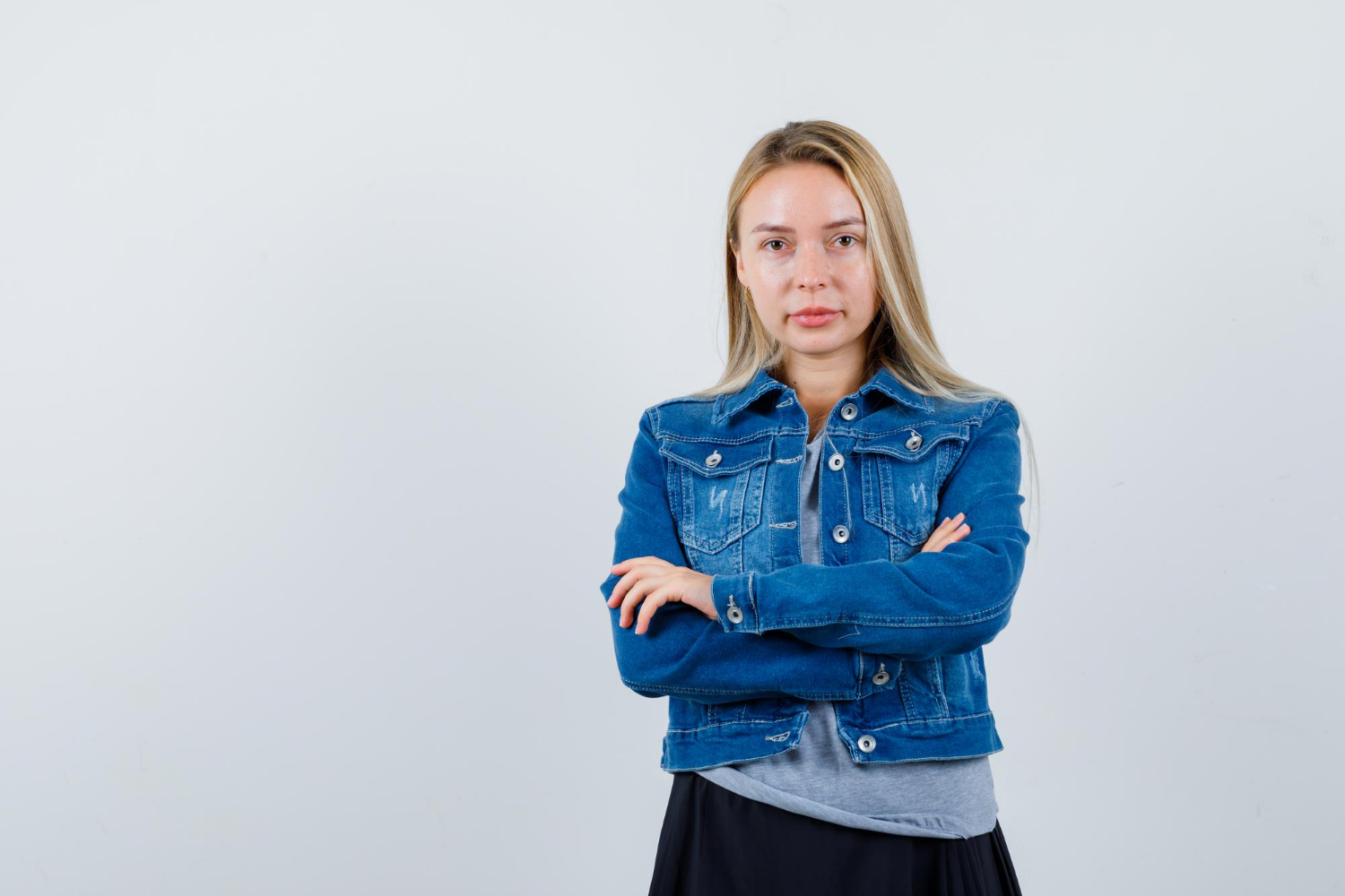 Una mujer con los brazos cruzados | Fuente: Freepik