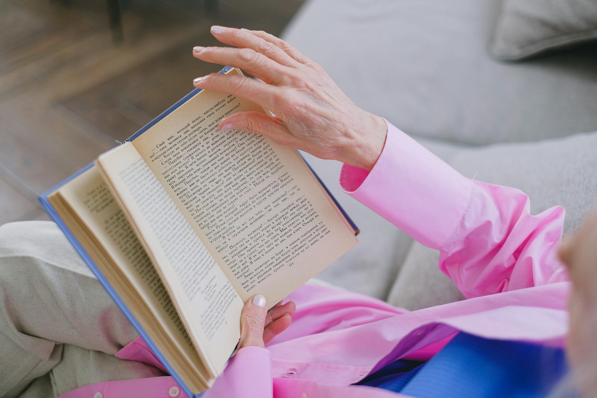 Primer plano de una mujer mayor leyendo un libro | Fuente: Pexels