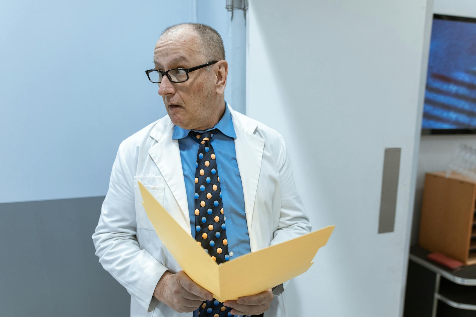 Un médico sujetando un expediente | Fuente: Pexels