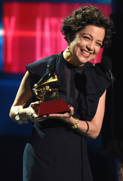Natalia Lafourcade recibe el premio Grabación del Año por "Hasta la Raíz" durante la 16ª edición anual de los Latin Grammy Awards el 19 de noviembre de 2015 en Las Vegas, Nevada.