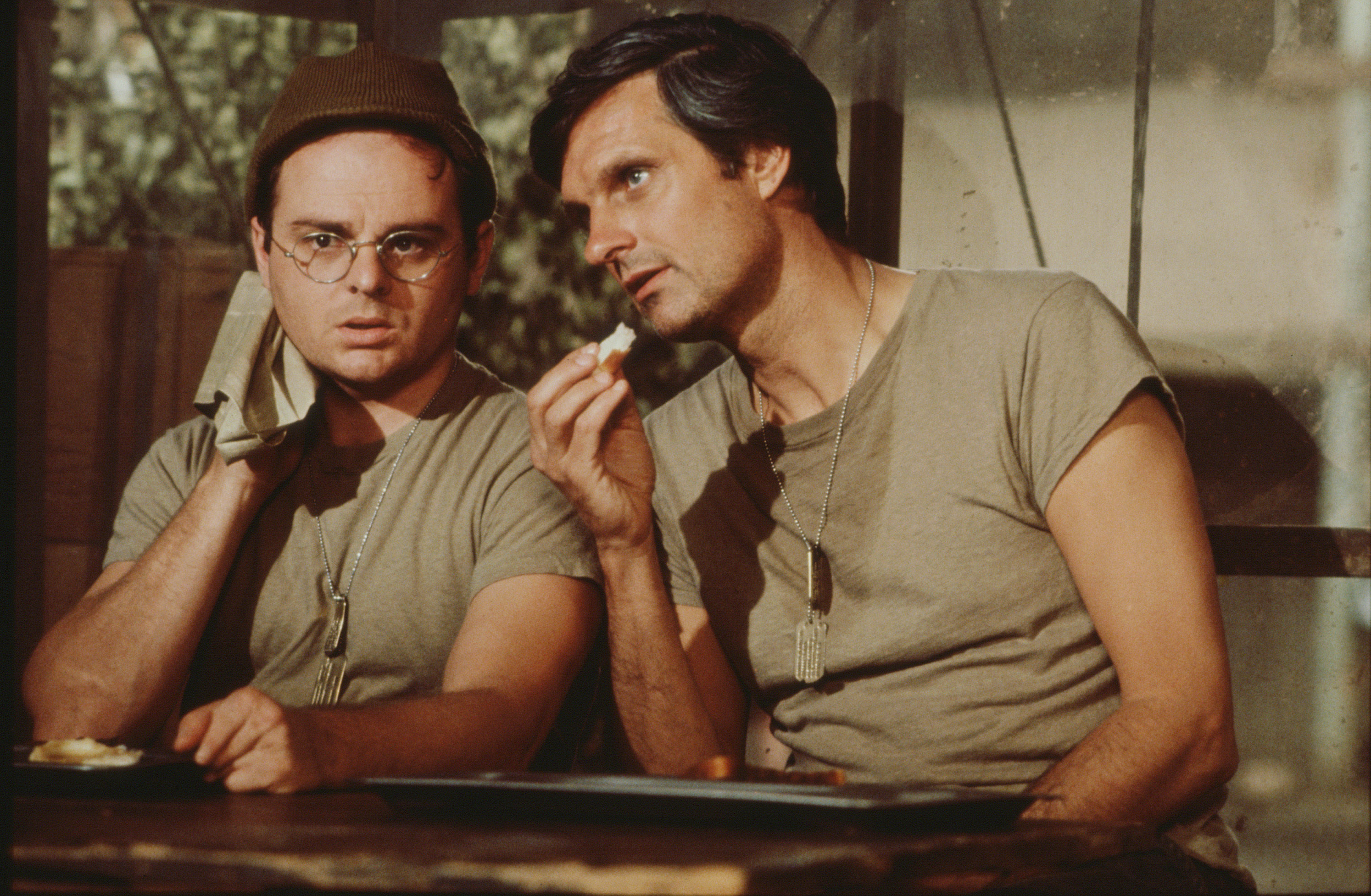 Gary Burghoff y Alan Aldain en "M*A*S*H", 1976 | Fuente: Getty Images