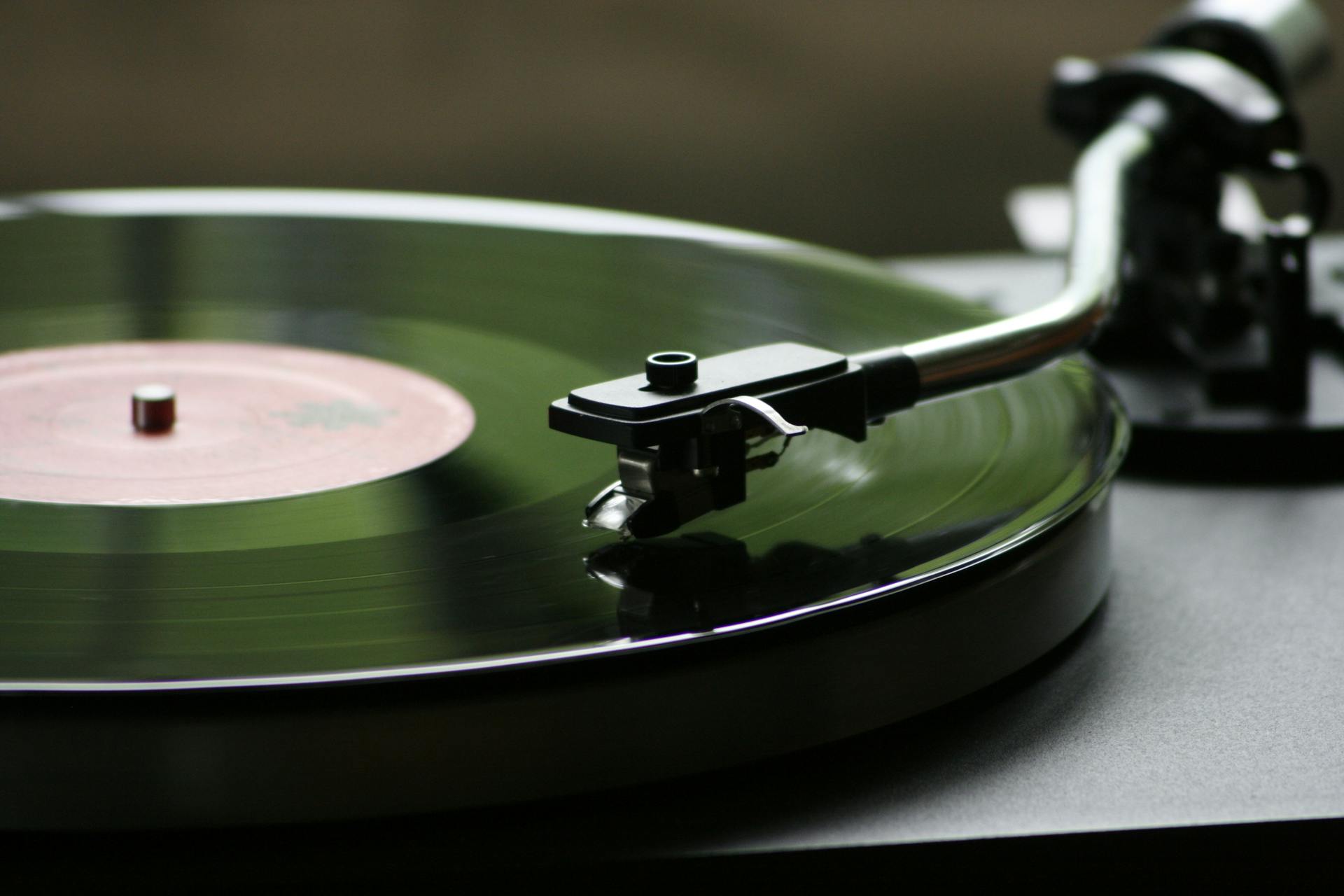 Un disco de vinilo sonando | Fuente: Pexels