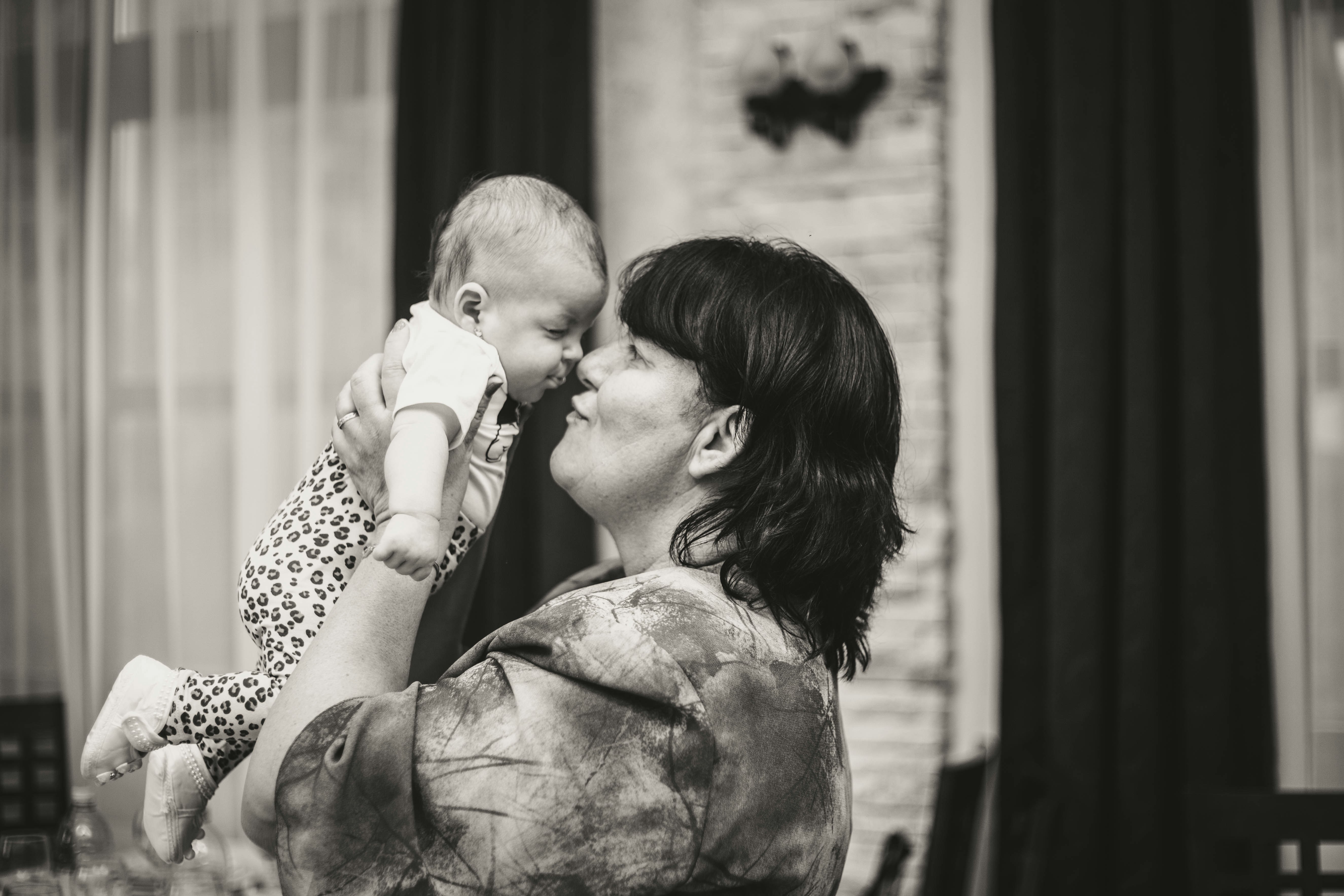 Una mujer con un bebé en brazos | Fuente: Unsplash