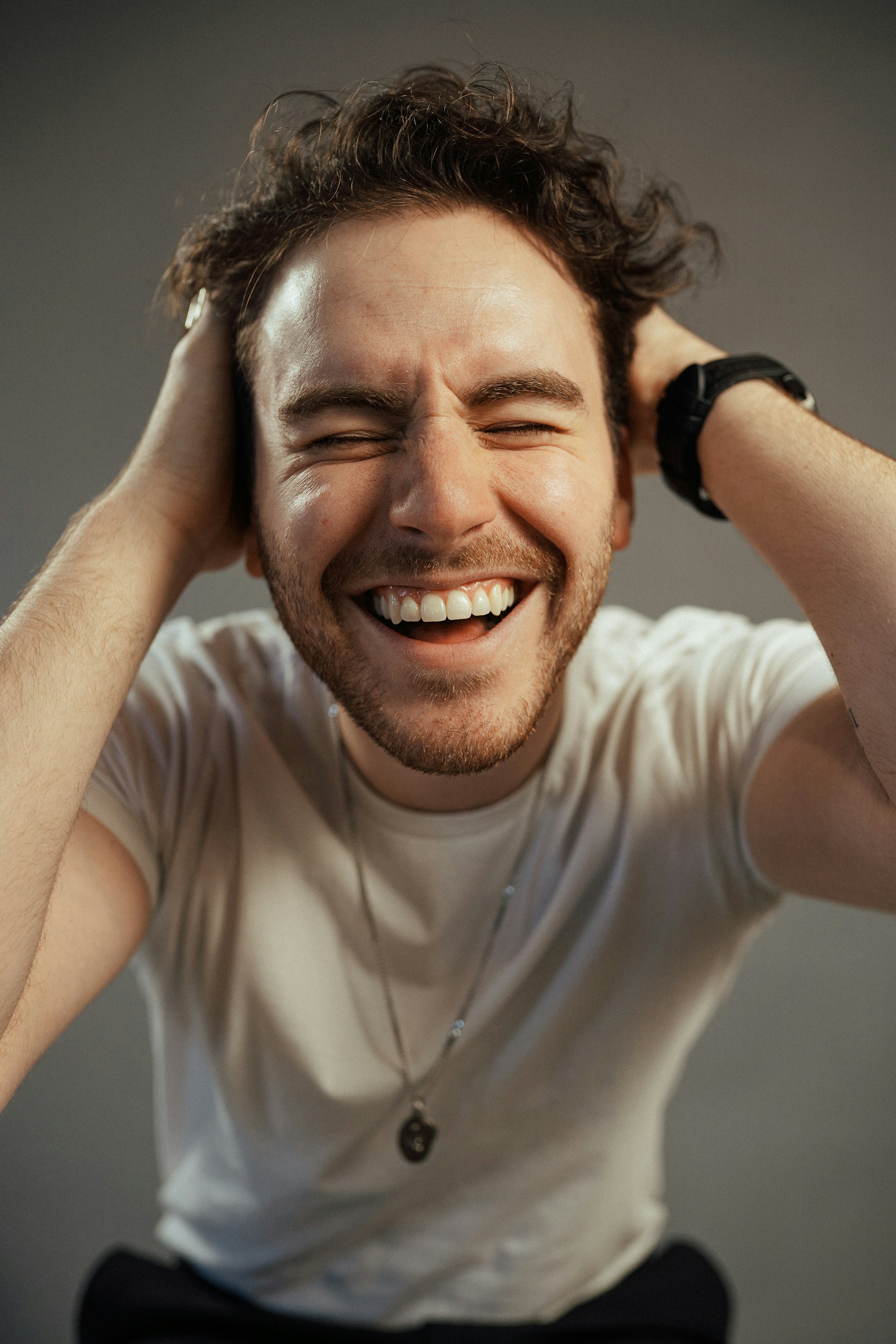 Un hombre riendo | Fuente: Unsplash