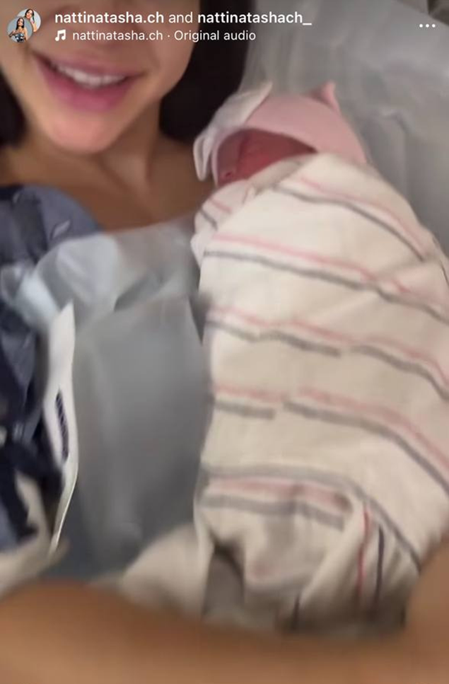 Natti Natasha le habló a Dominique Isabelle y la recién nacida la miró. | Fuente: Instagram/@nattinatashach_