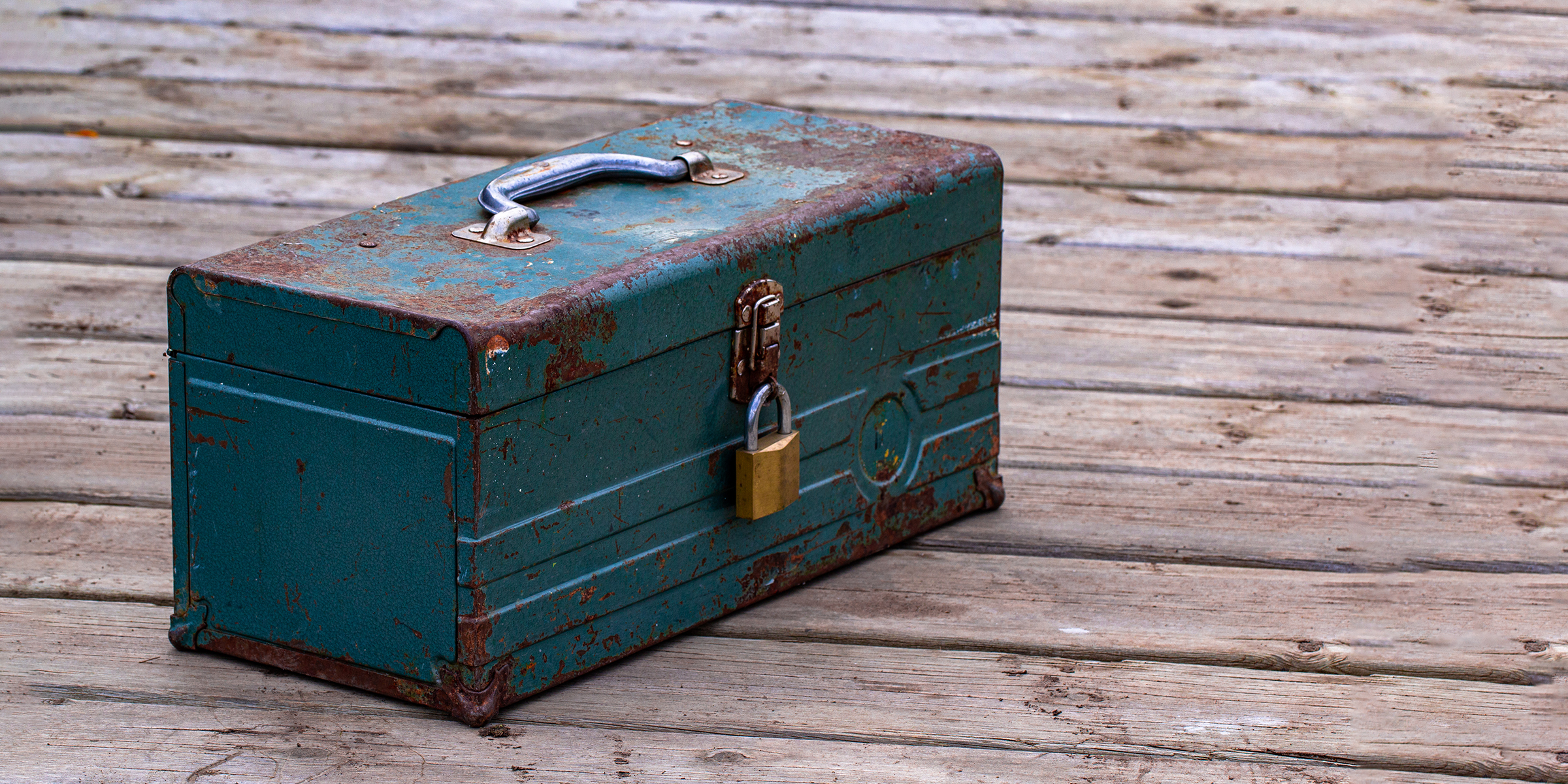 Una caja de herramientas cerrada | Fuente: Shutterstock