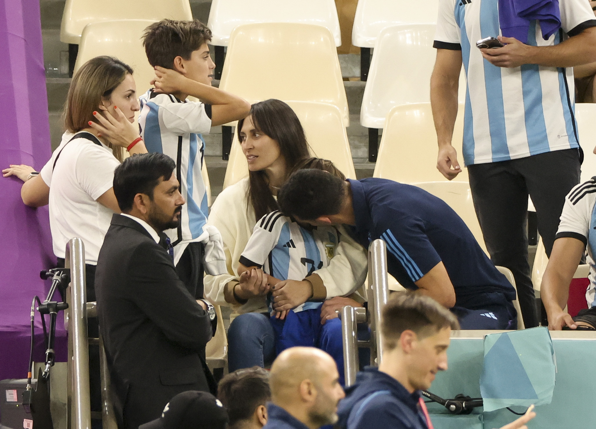 El seleccionador argentino Lionel Scaloni junto a su esposa Elisa Montero y su familia tras la victoria en el partido de semifinales de la Copa Mundial de la FIFA Catar 2022 entre Argentina y Croacia en el Estadio Lusail el 13 de diciembre de 2022 en la ciudad de Lusail, Catar. | Fuente: Getty Images