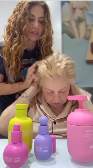 Shakira peinando a su madre. | Foto: instagram.com/shakira