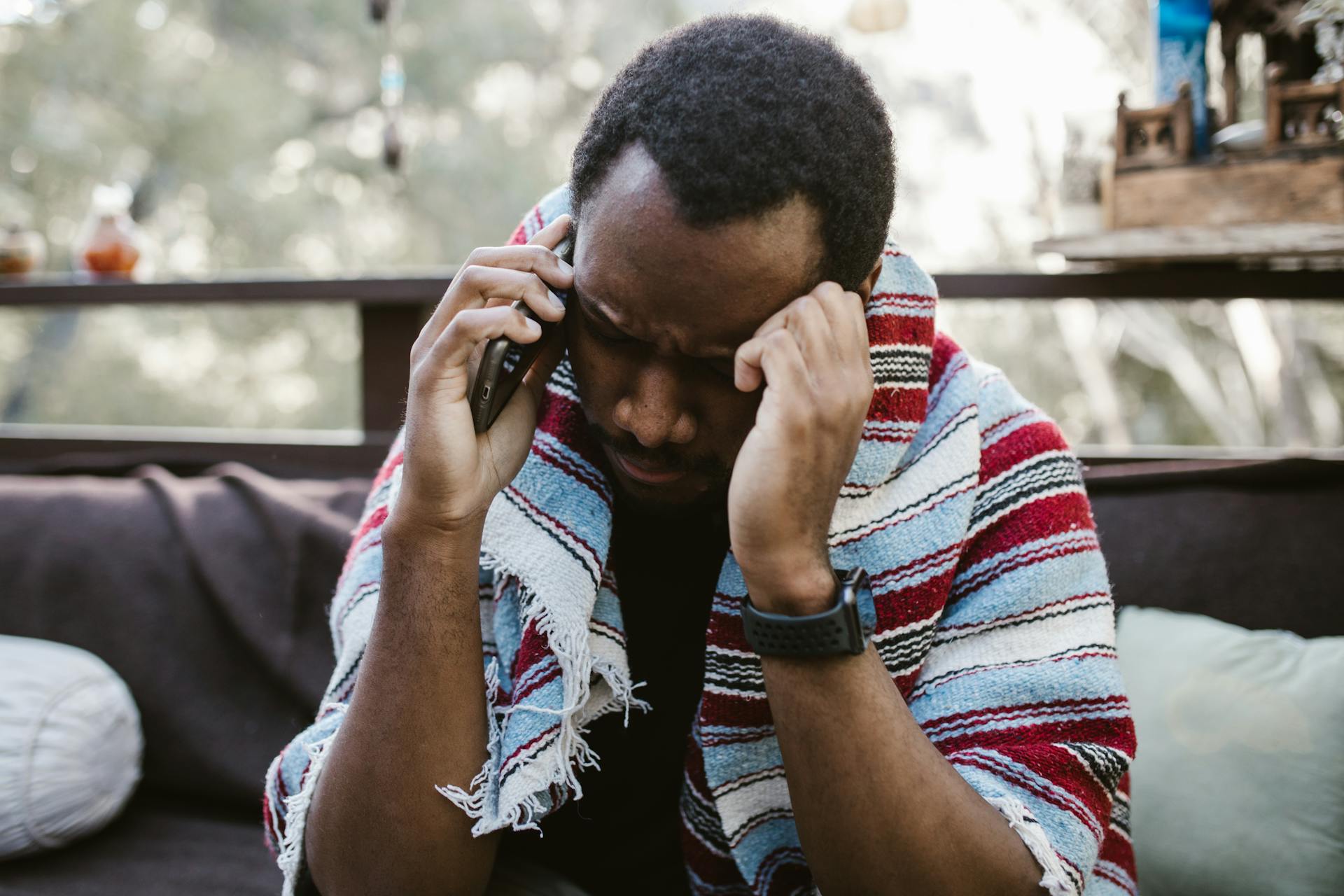 Un hombre ansioso hablando por teléfono | Fuente: Pexels