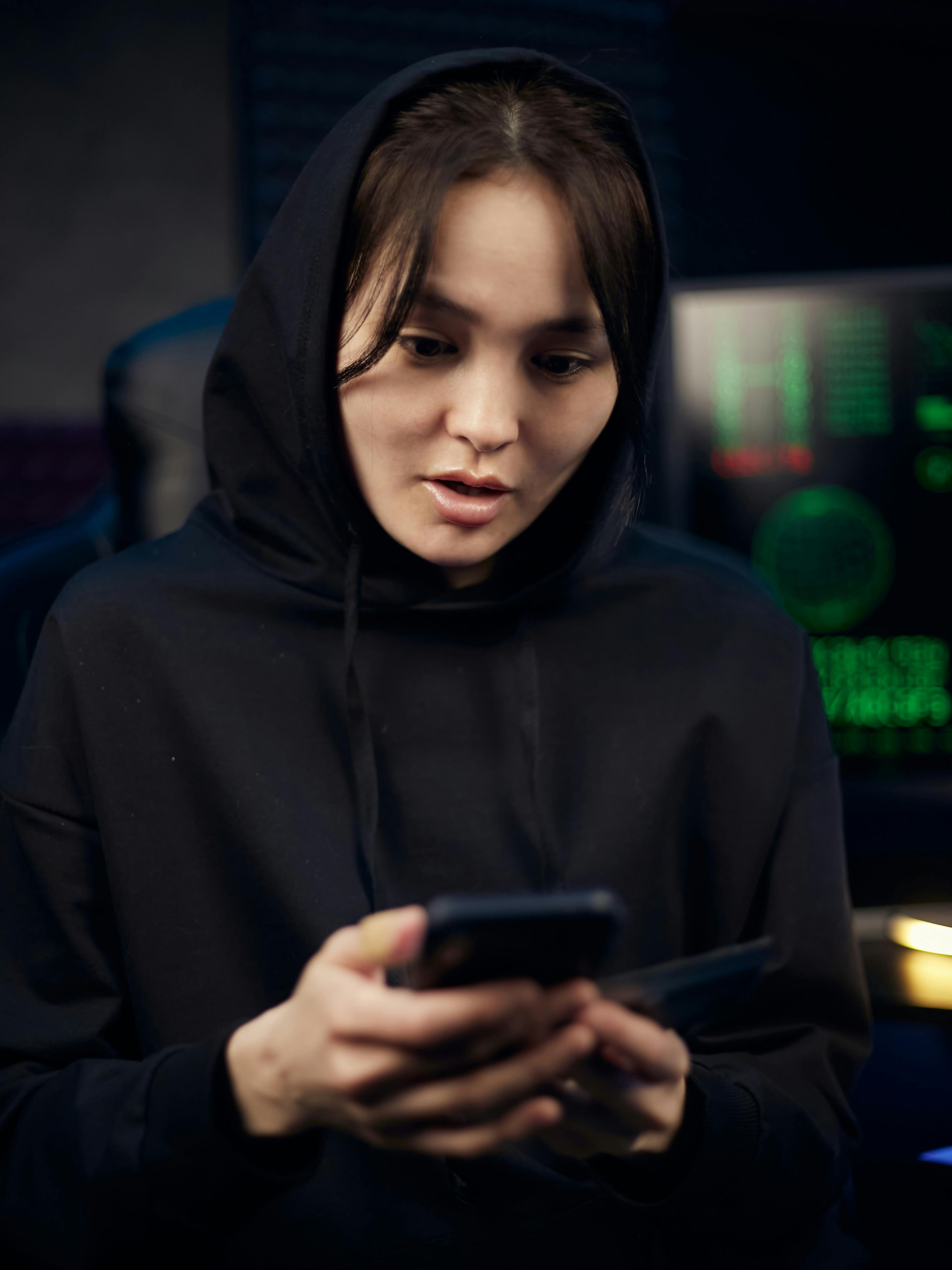 Una mujer termina una llamada | Fuente: Pexels