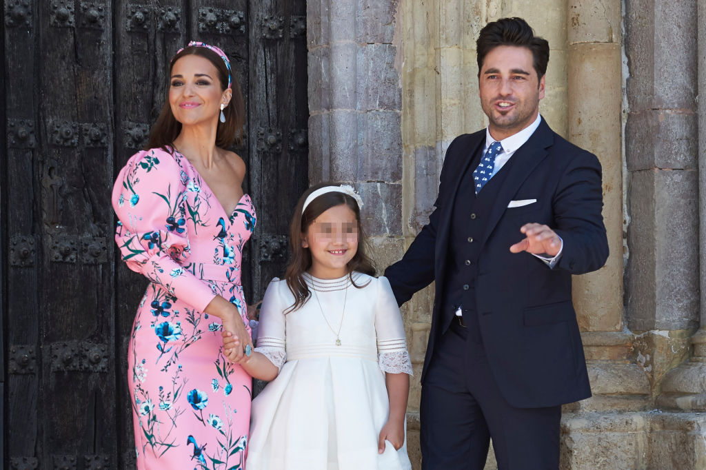 El cantante español David Bustamante (R), la actriz española Paula Echevarría (L) y su hija Daniella Bustamante (C) asisten a la Primera Comunión de Daniella Bustamante en la Iglesia de Nuestra Señora de los Ángeles el 17 de junio de 2017 en San Vicente de la Barquera, España. | Fuente: Getty Images
