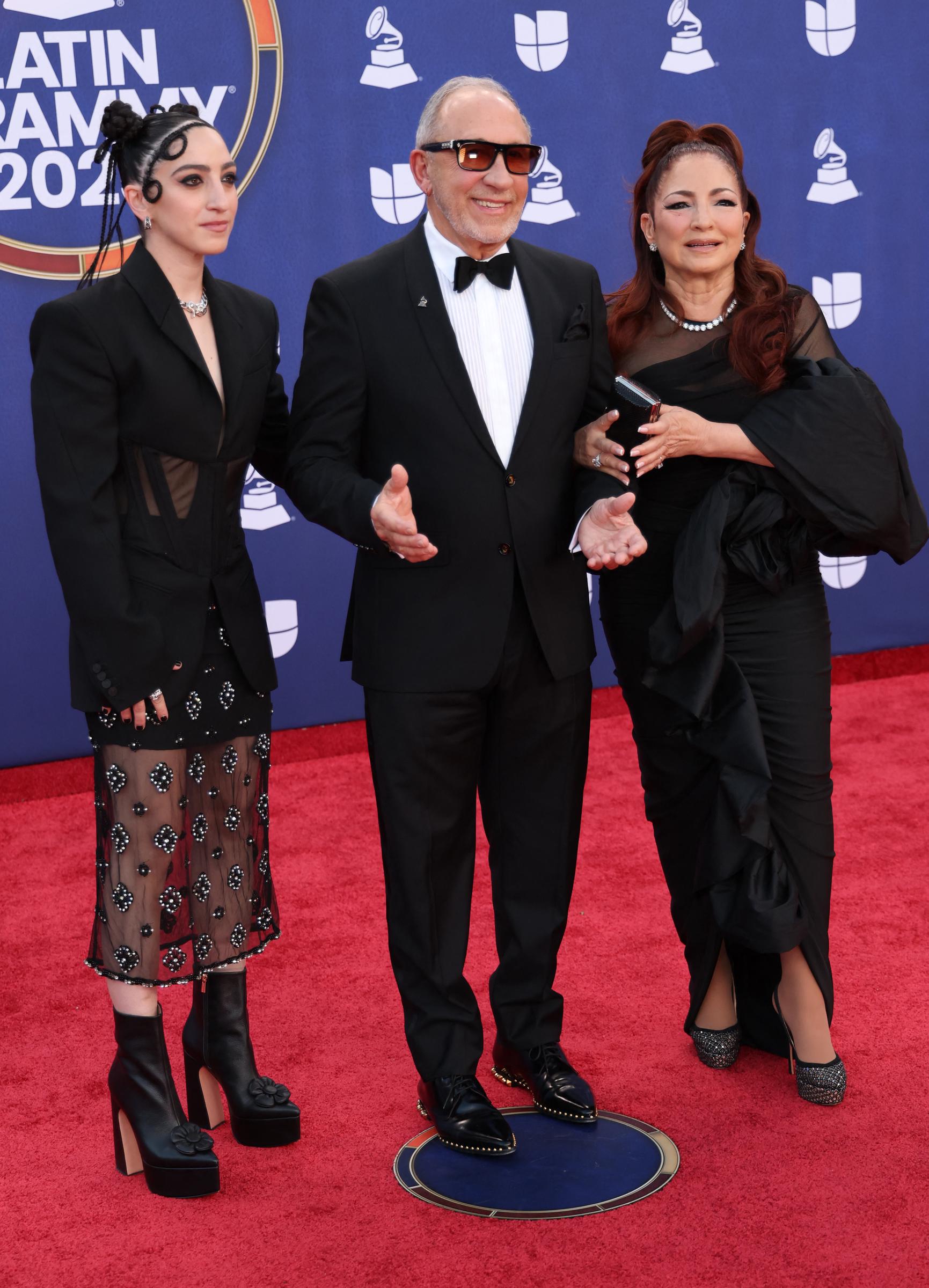 Gloria Estefan, su esposo, el productor Emilio Estefan, y su hija Emily Estefan asistieron a la 26.ª edición anual de los Premios Grammy Latinos en el MGM Grand Garden Arena de Las Vegas, Nevada, el 13 de noviembre de 2025. | Fuente: Getty Images.
