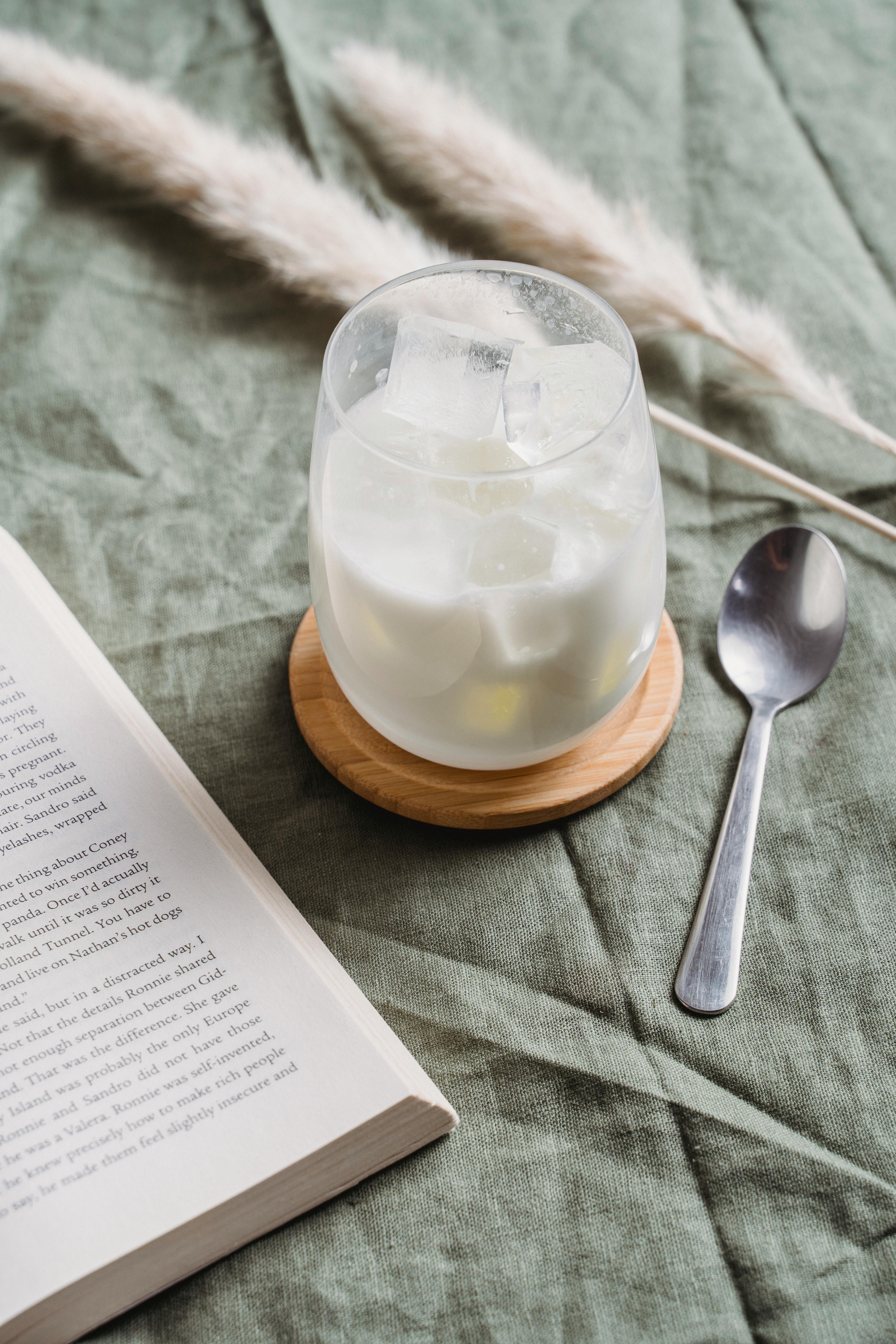 Un vaso de leche sobre una mesa | Fuente: Pexels