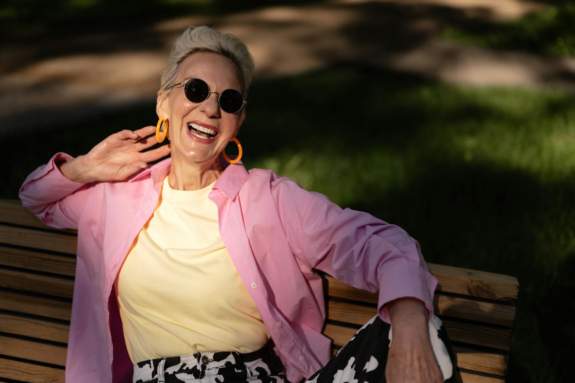 Una mujer mayor riendo | Fuente: Pexels