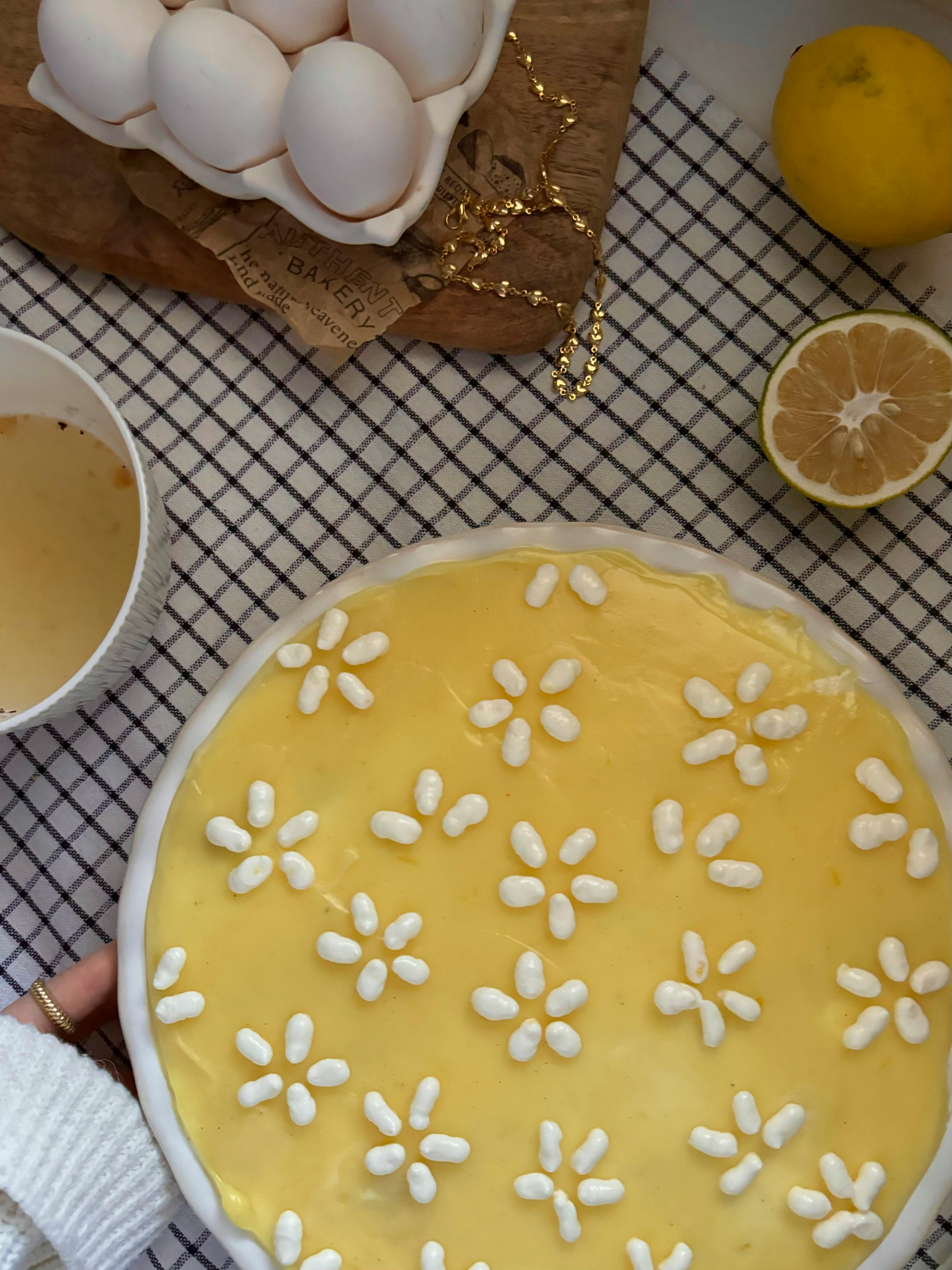 Una tarta de limón sobre la encimera de una cocina | Fuente: Pexels