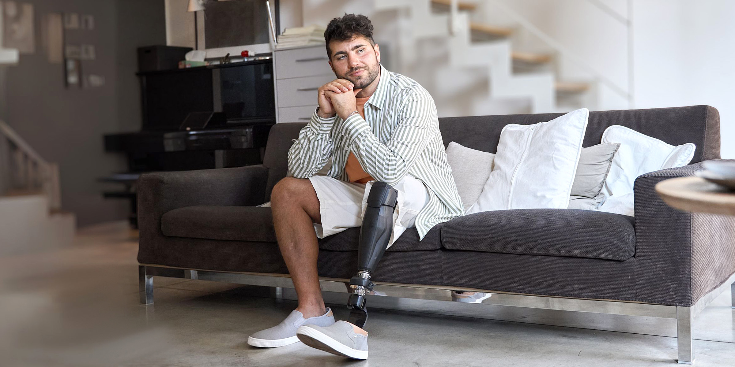 Un joven con una prótesis de pierna | Fuente: Shutterstock