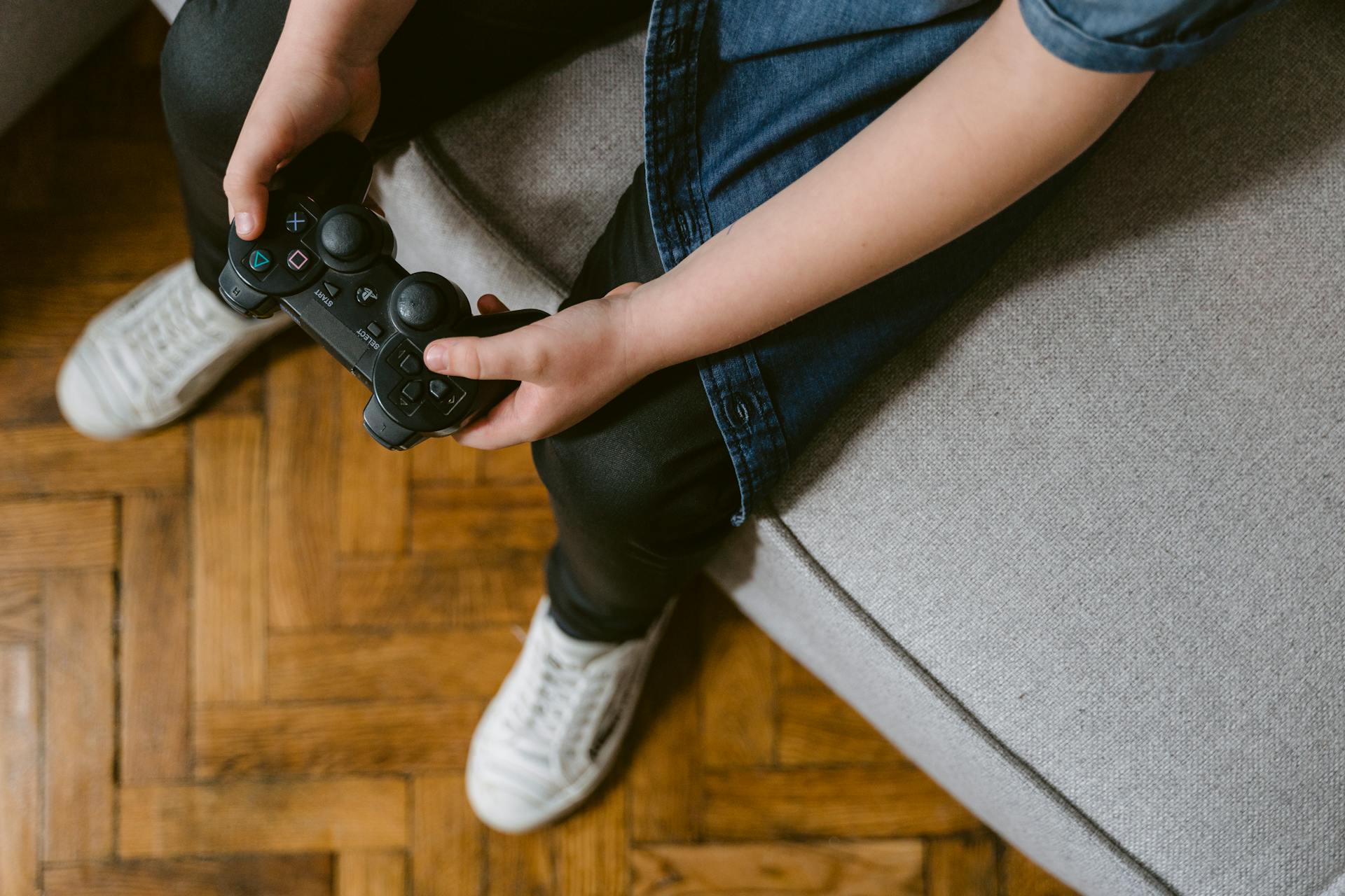 Una persona sujetando el control de una videoconsola | Fuente: Pexels