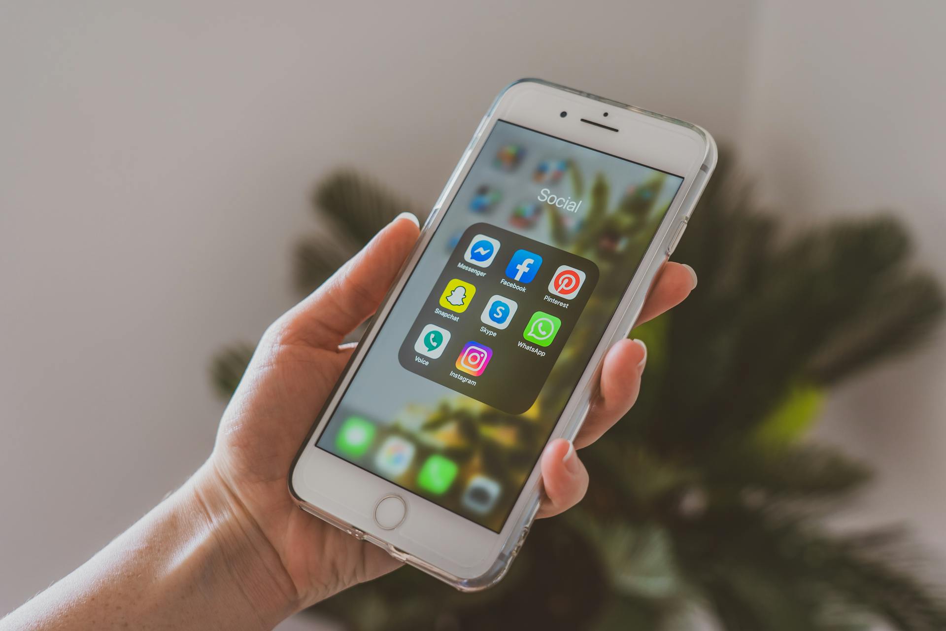 Aplicaciones de redes sociales mostradas en la pantalla del teléfono de una mujer | Fuente: Pexels