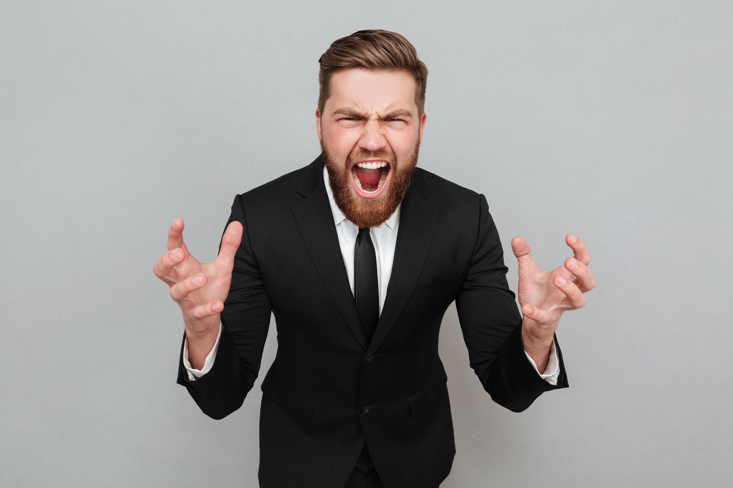 Un hombre enfadado gritando | Fuente: Freepik
