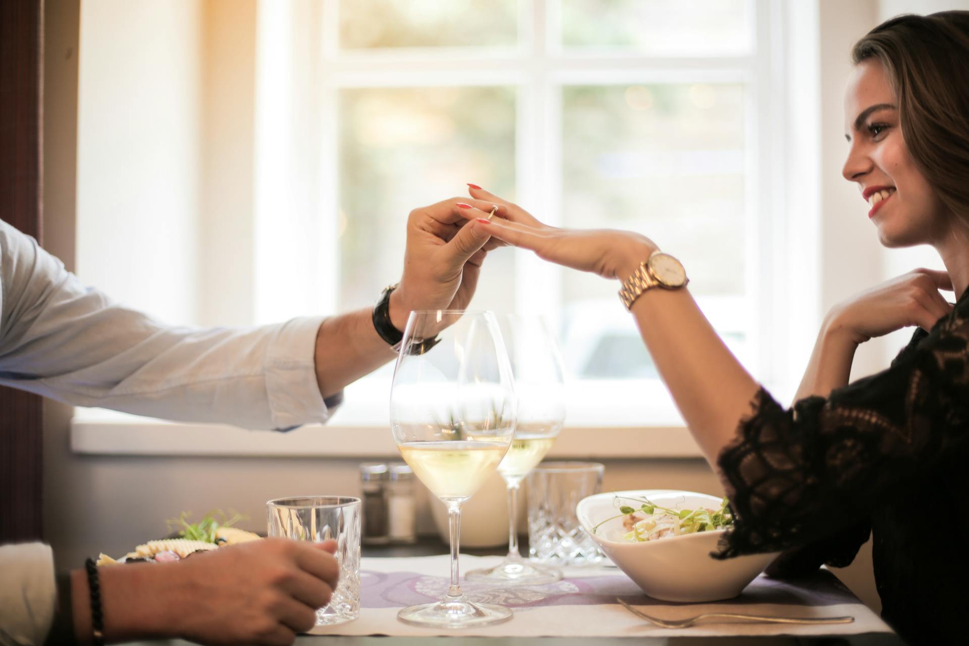 Un hombre colocando un anillo en el dedo de una mujer | Fuente: Pexels