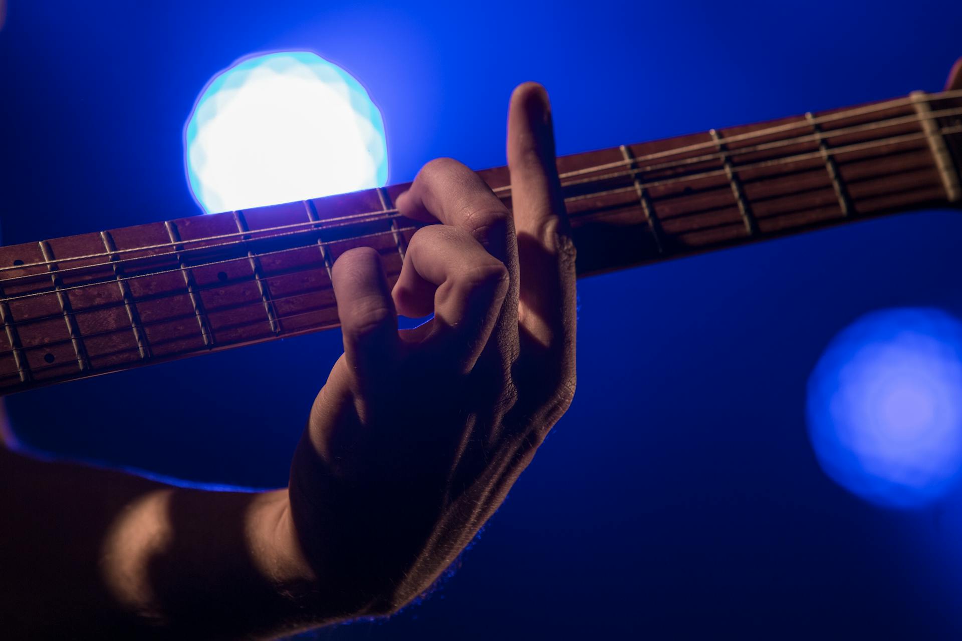 Una persona tocando una guitarra | Fuente: Pexels