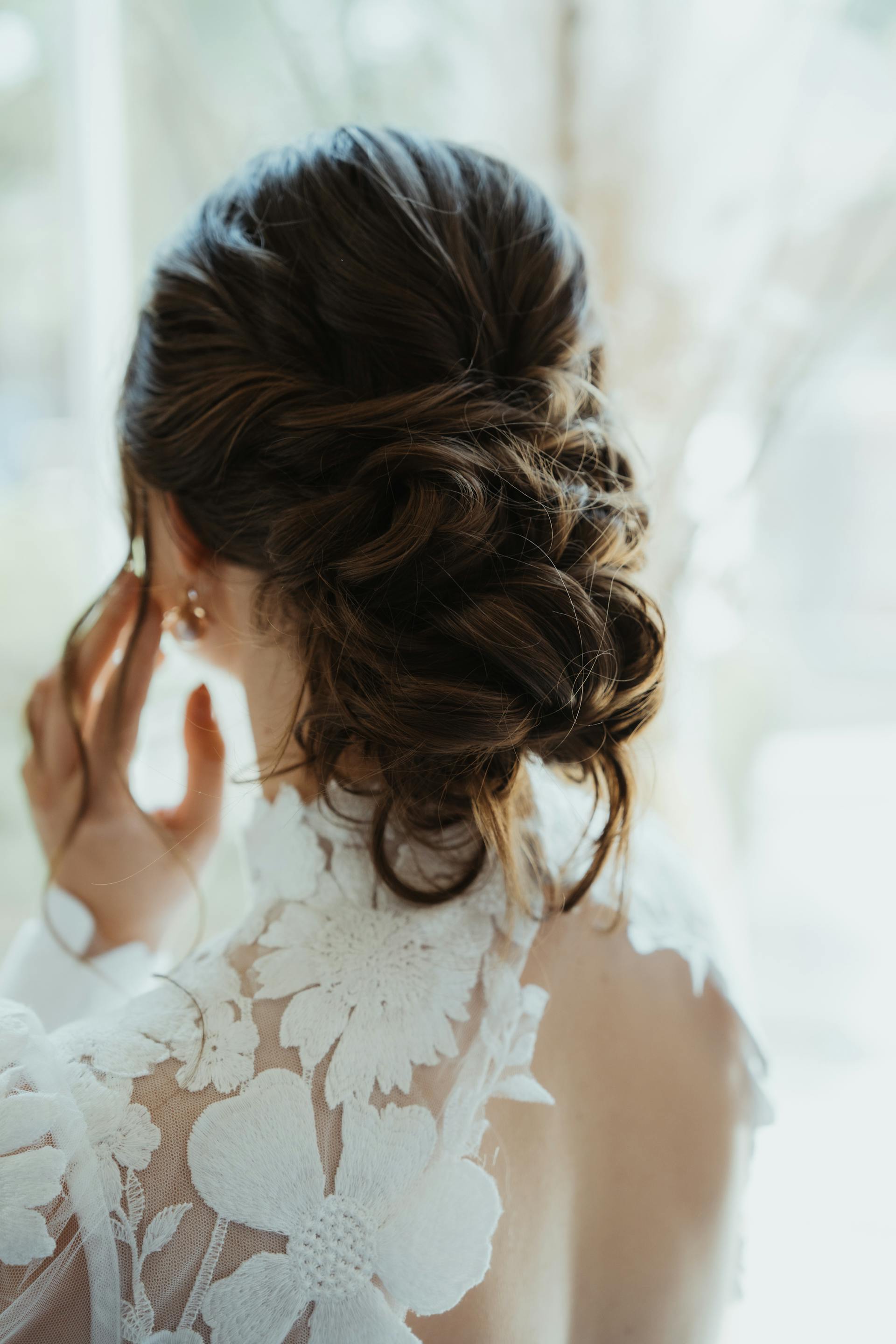 Vista trasera de una mujer con vestido de novia | Fuente: Pexels