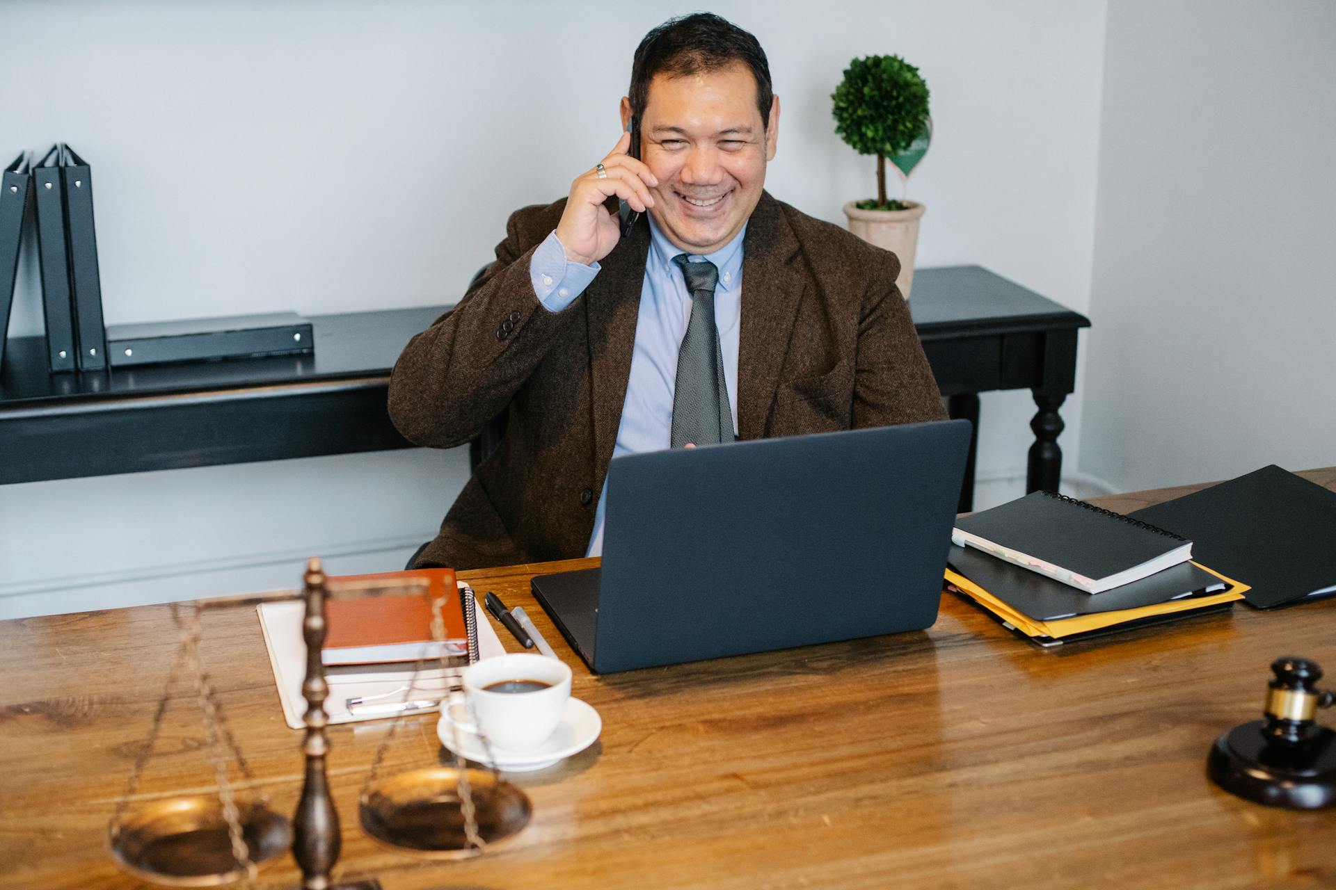 Un abogado hablando por teléfono | Fuente: Pexels