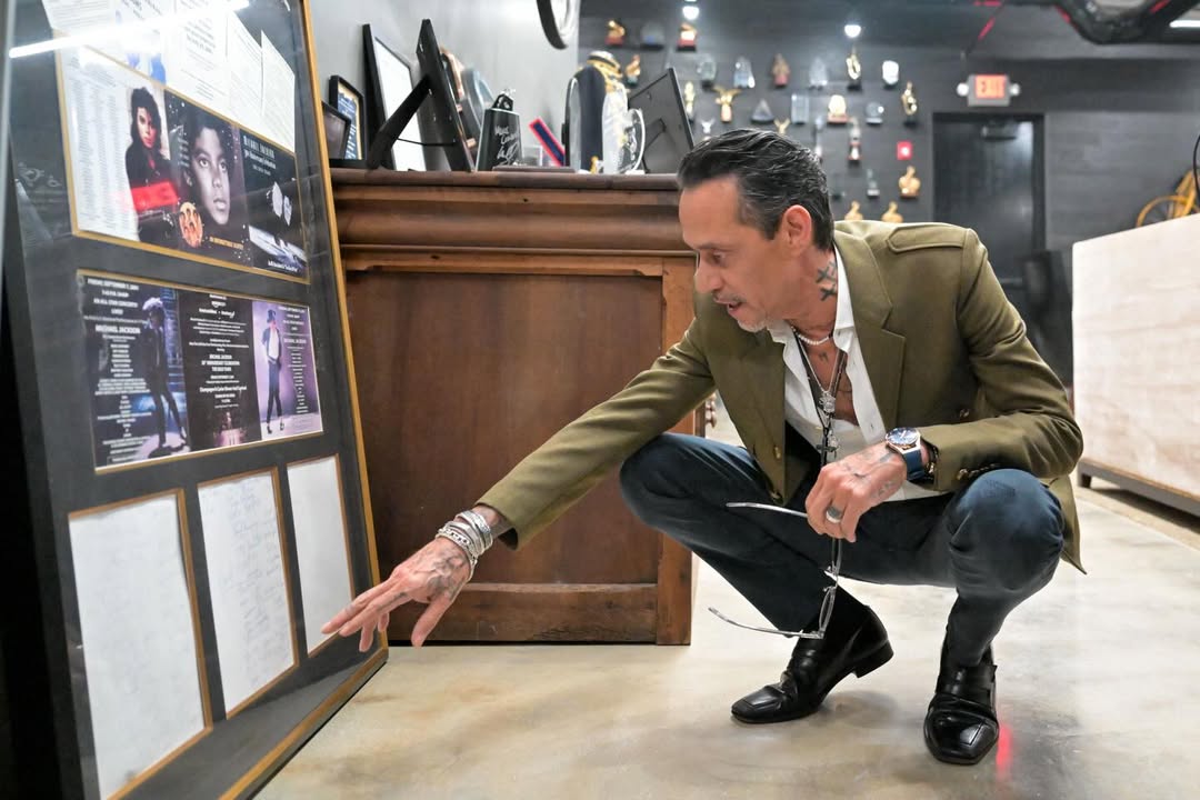 Marc Anthony durante la entrevista con su esposa, Nadia Ferreira | Fuente: Instatgram/univisio