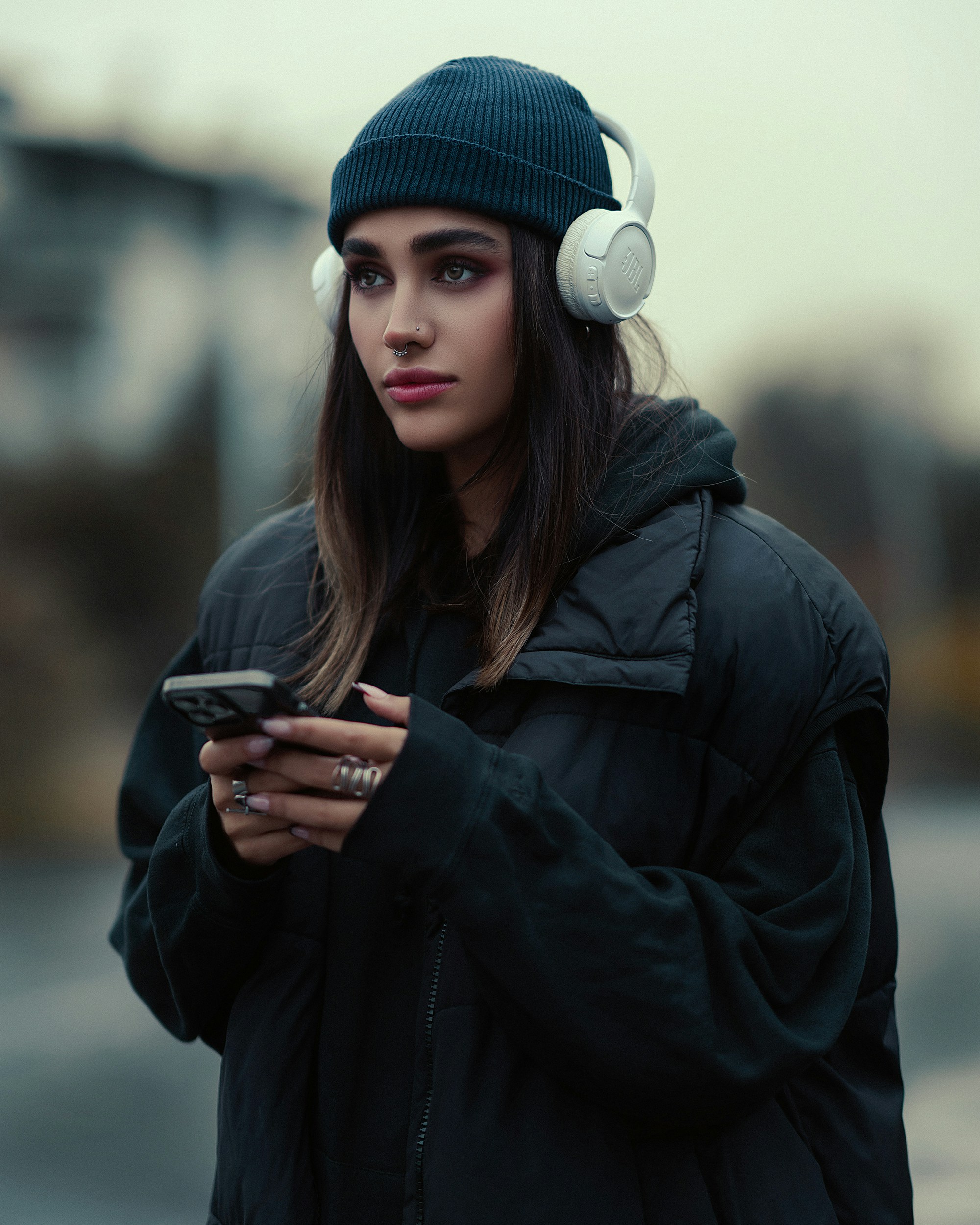 Una joven con los auriculares puestos | Fuente: Unsplash