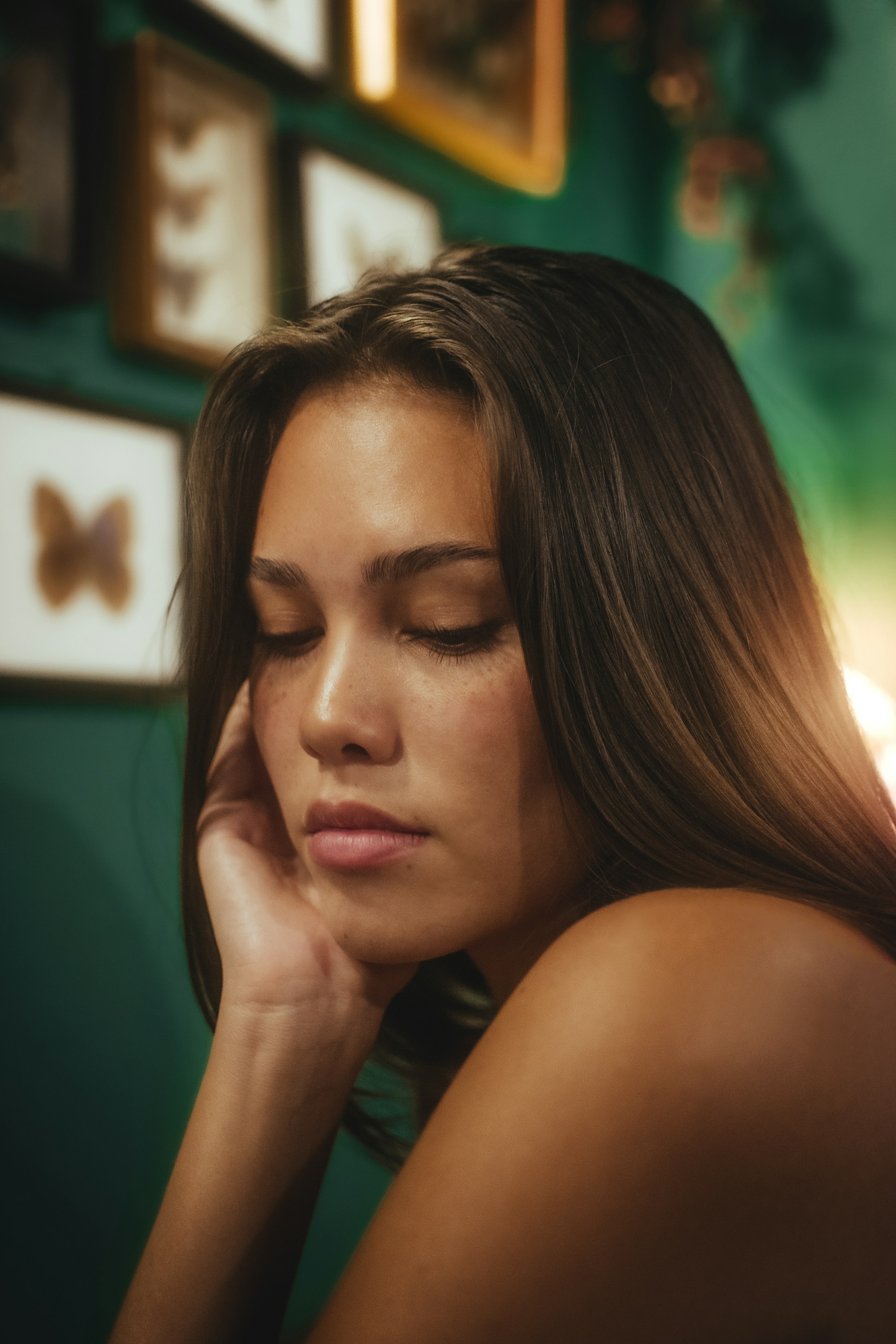 Una mujer apoyando la cabeza en la mano | Fuente: Unsplash