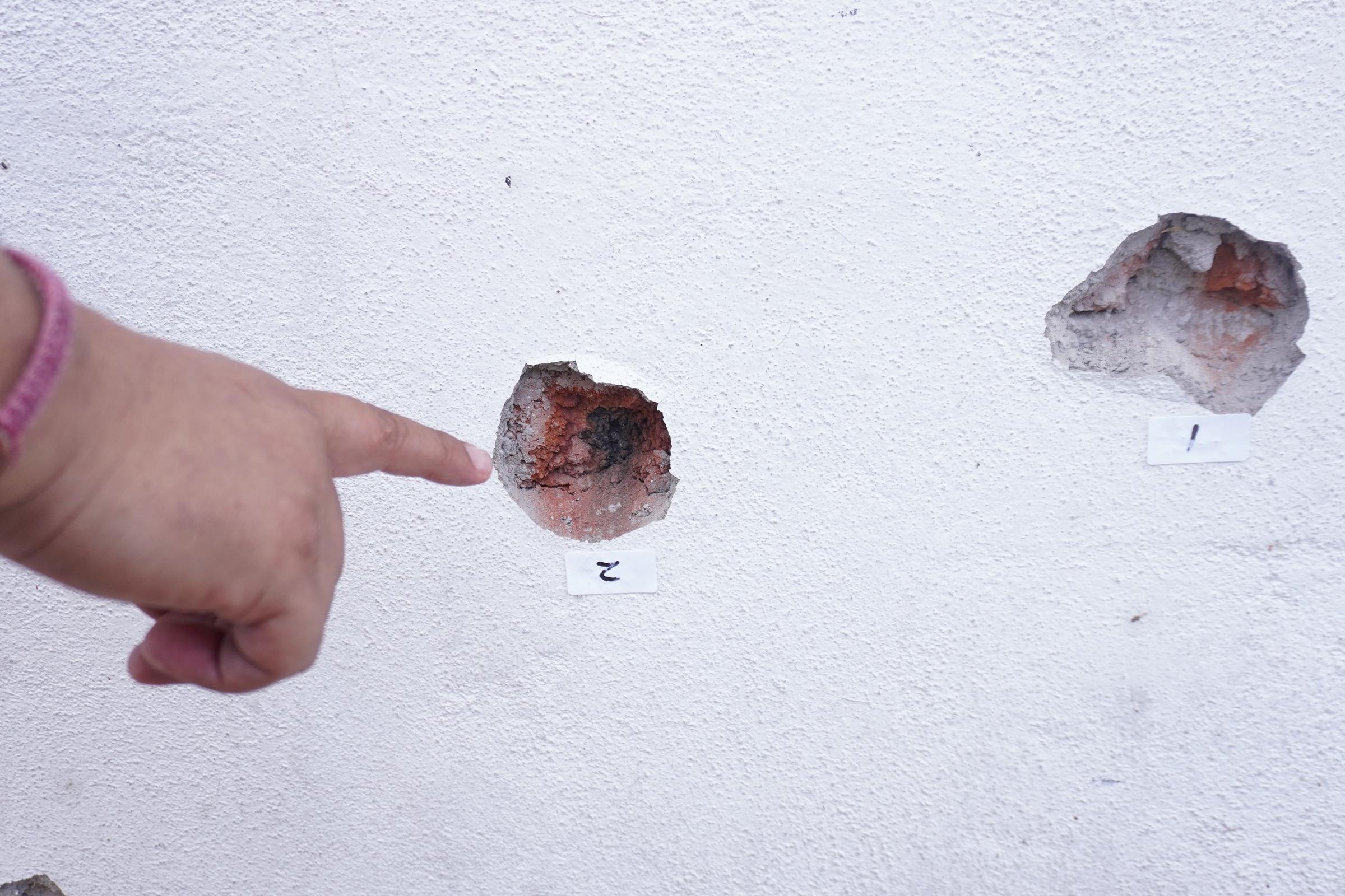 Una persona señala los agujeros de bala en una pared tras un tiroteo en Barrio Nuevo, en Irapuato, estado de Guanajuato, México, el 25 de junio de 2025. | Fuente: Getty Images
