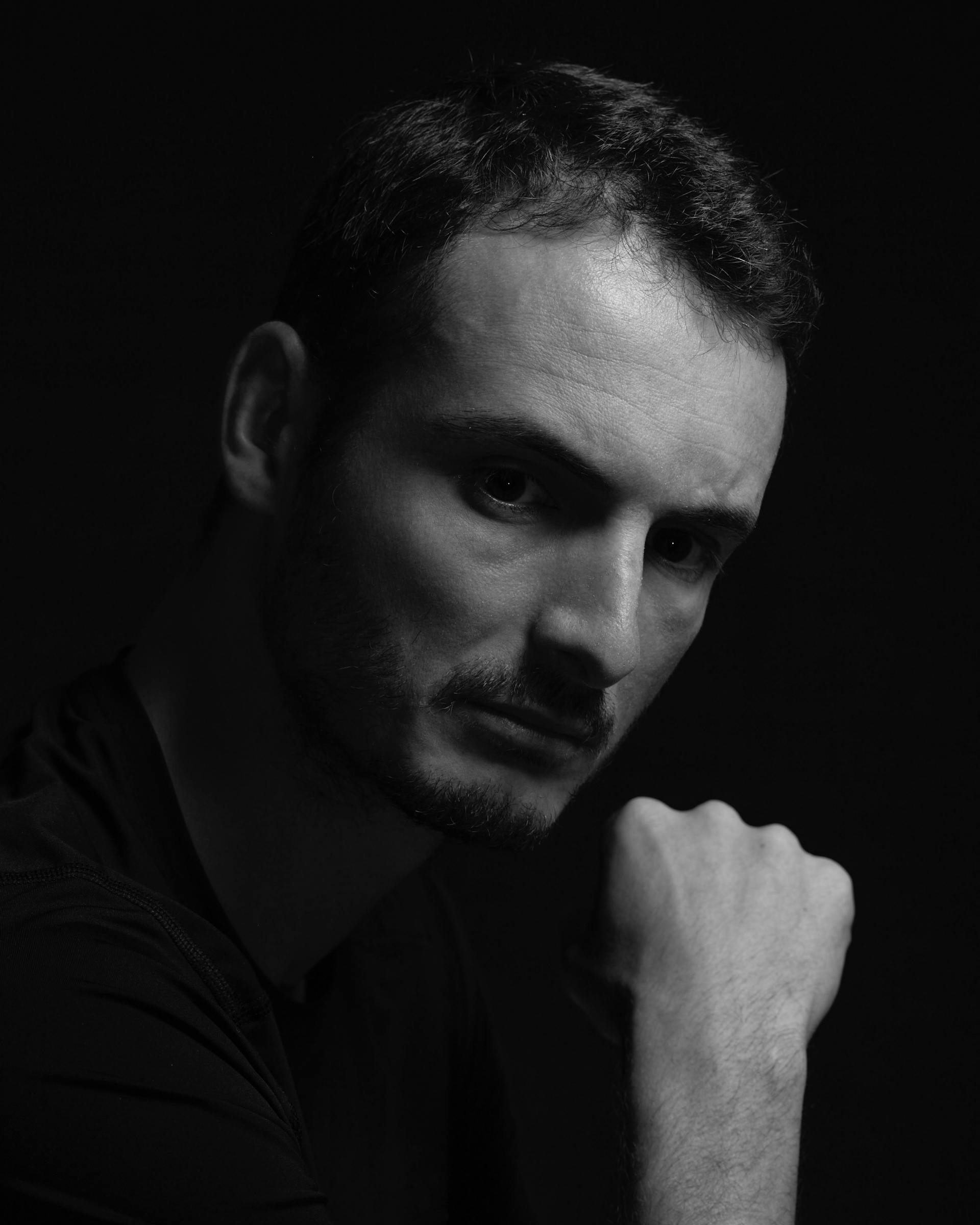 Un hombre guapo con barba | Fuente: Pexels