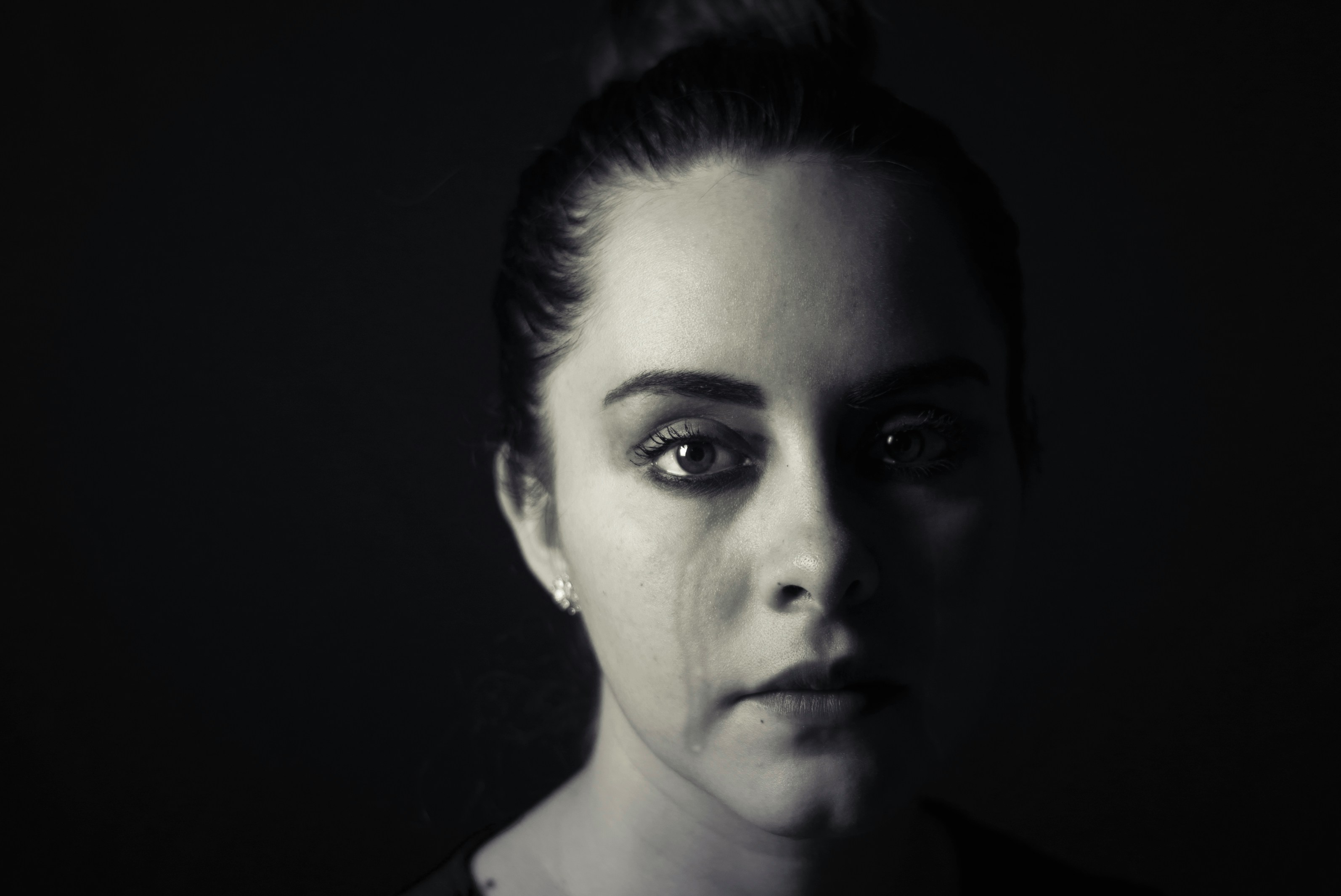 Primer plano de una mujer llorando | Fuente: Unsplash