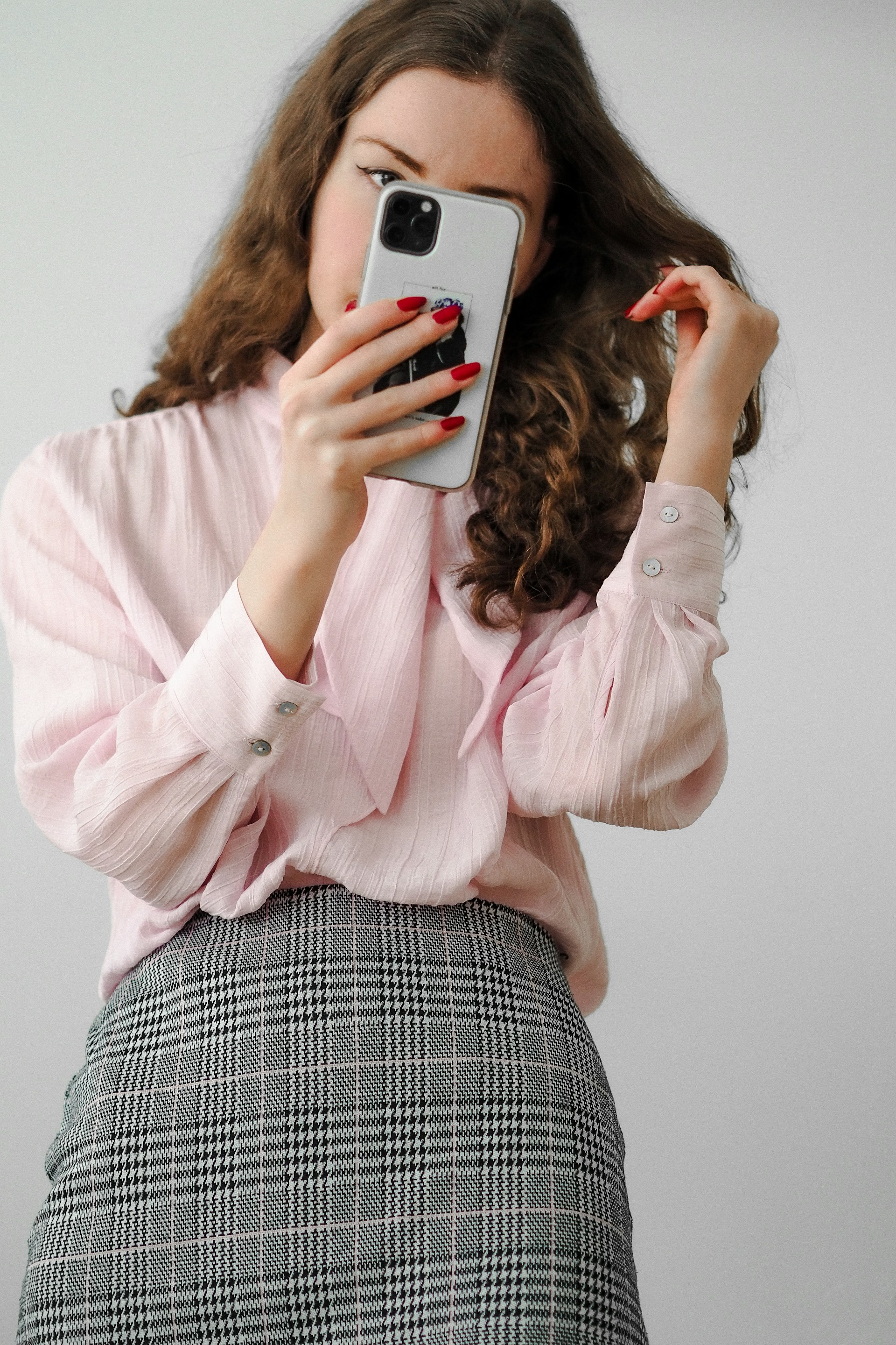 Una mujer mirando su teléfono | Fuente: Unsplash