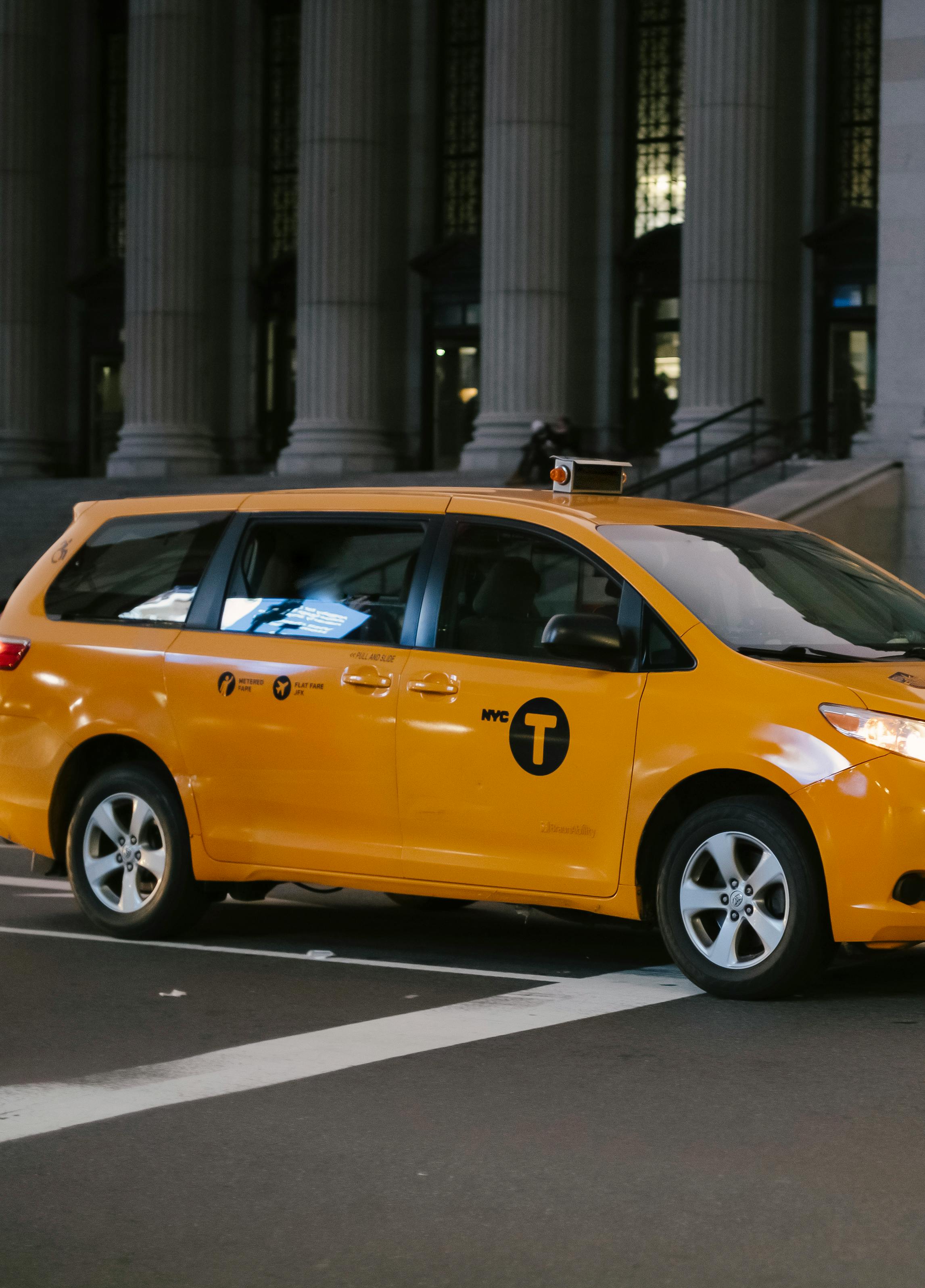 Un taxi amarillo en la carretera | Fuente: Pexels