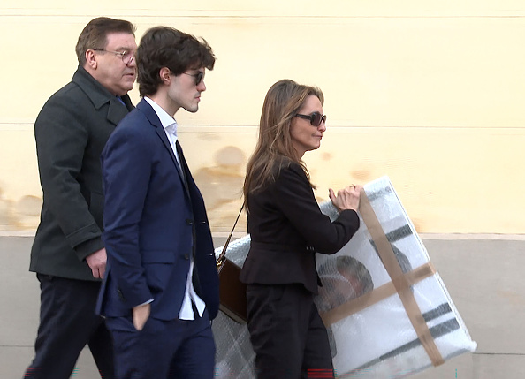 Ángela Rodrigo, esposa de Fernando Ónega, y Fernando Ónega Jr. llegan a la capilla ardiente ubicada en la Casa de Galicia en Madrid, el 4 de marzo de 2026, en Madrid, España | Fuente: Getty Images