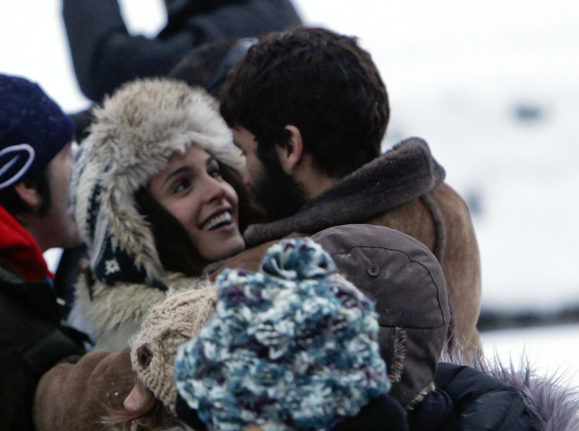 Verónica Echegui y Alex García en el set de rodaje de "Kamikaze" el 5 de marzo de 2013 en Huesca, España. | Fuente: Getty Images